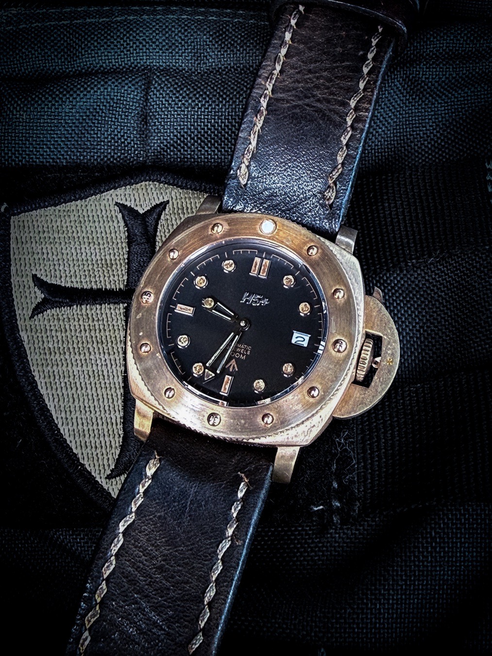 The dry weather this summer has slowed the natural patina process on the H5+ bronzo. Maybe it’s time for a visit to the sea 😎🌊

#bronze #patina #watchnerd #leather 

