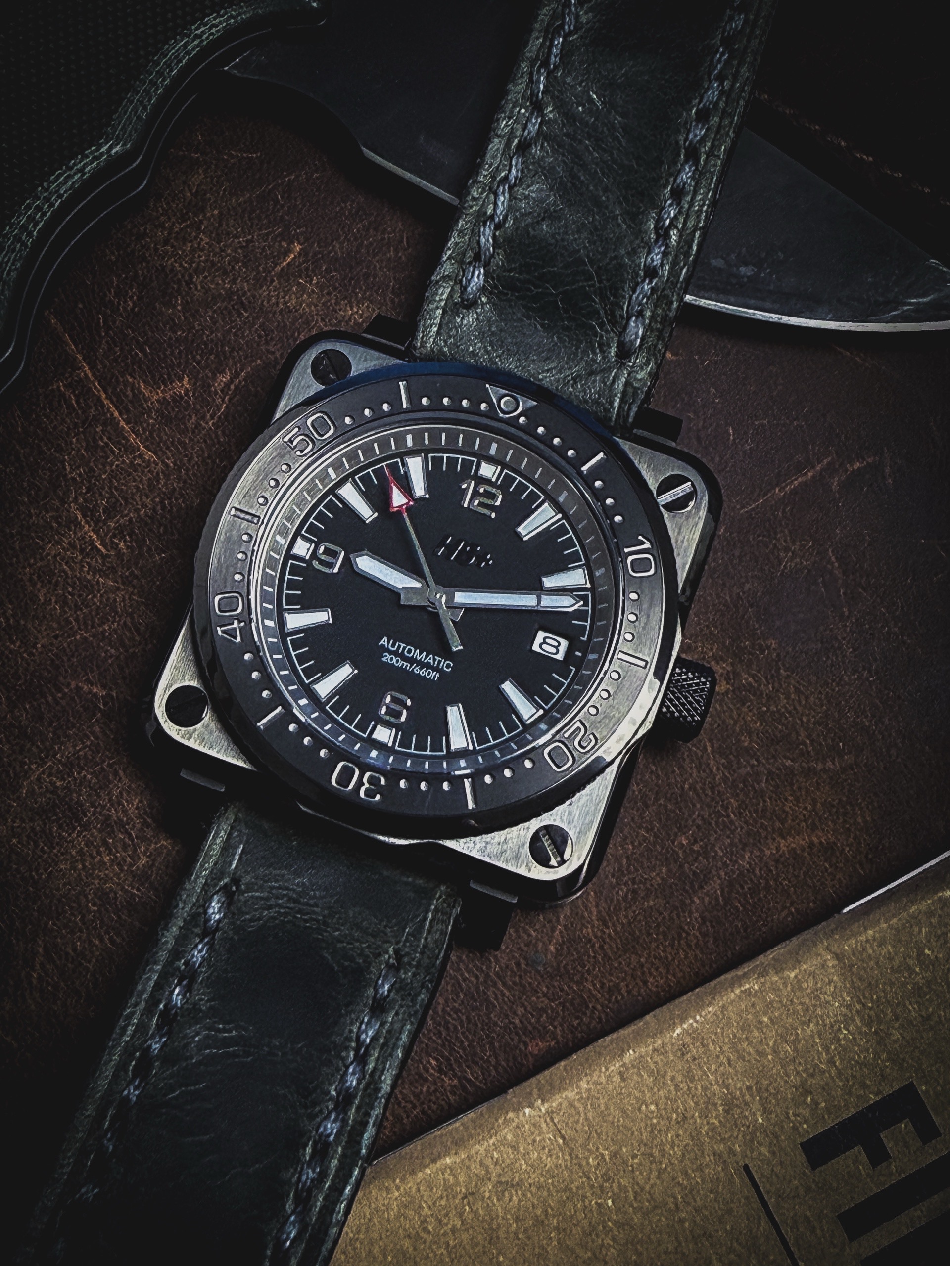 The strap for the latest H5+ build was finished over the holiday weekend 🤩

Grey Badalassi leather with grey stitching 

#newleather #watchfam #watchaddict #tuesday #h5+