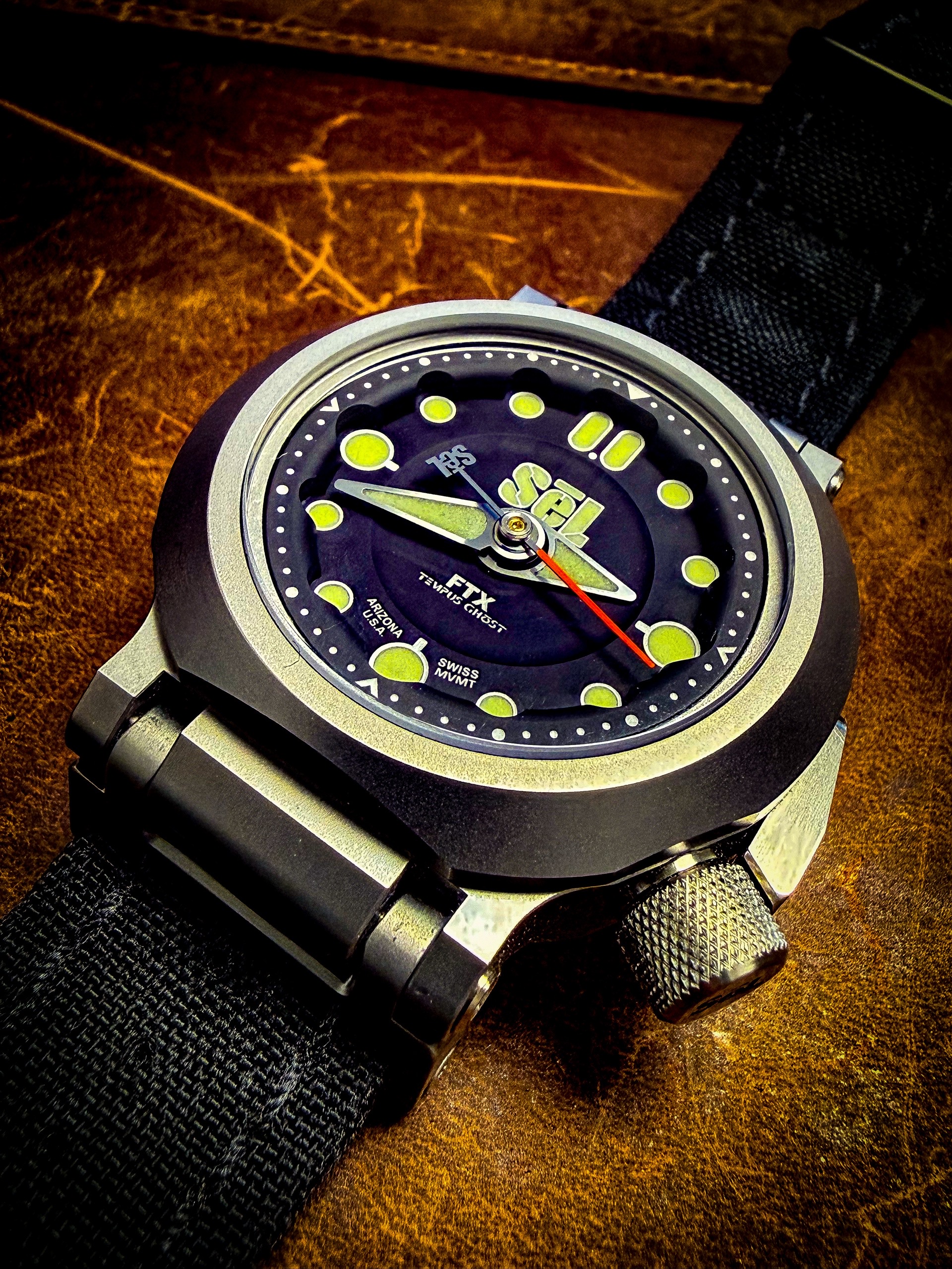 The @selinstrument lume is next level ✨Been back inside for a couple hours & it still glows for the shots 😎
SēL Instruments FTX Tempest Ghost 👻 No.1
#toolwatchthursday #toolwatch #watchnerd #lume #usa
@tacstrapsco
