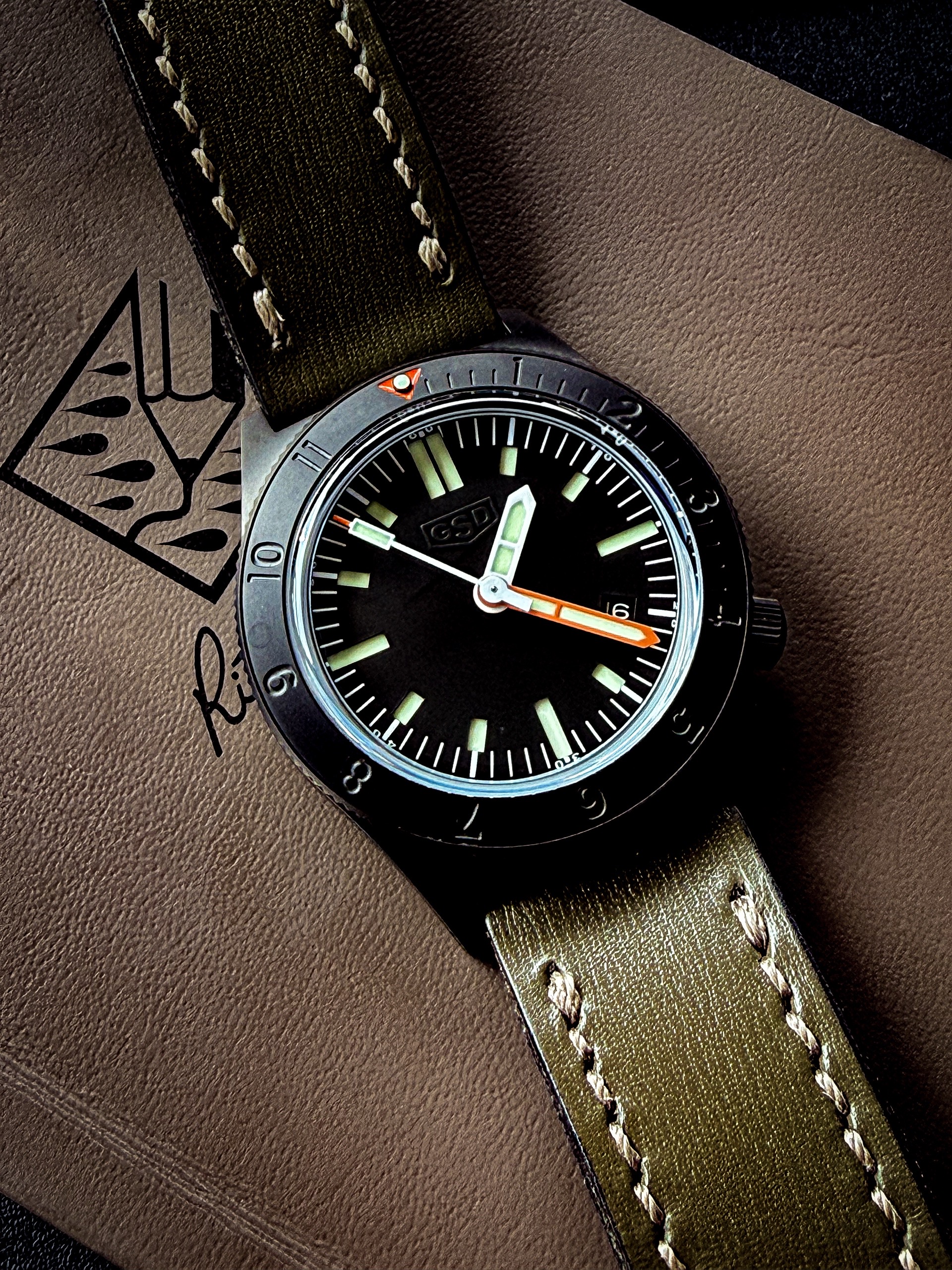 GSD Series 6 PVD leading the way at the midweek check in 💪😎🔥

#blackedout #wednesday #leather #watchaddict #watchfam

@gregstevensdesign 