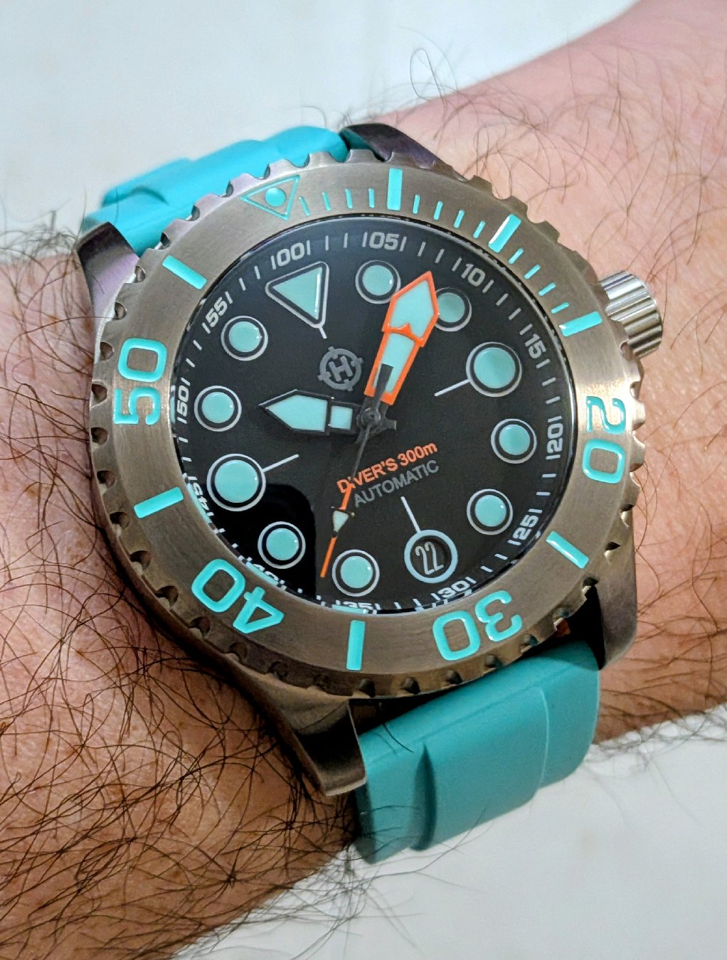 Helm Komodo Titanium on a nicely matched Straphabit fkm