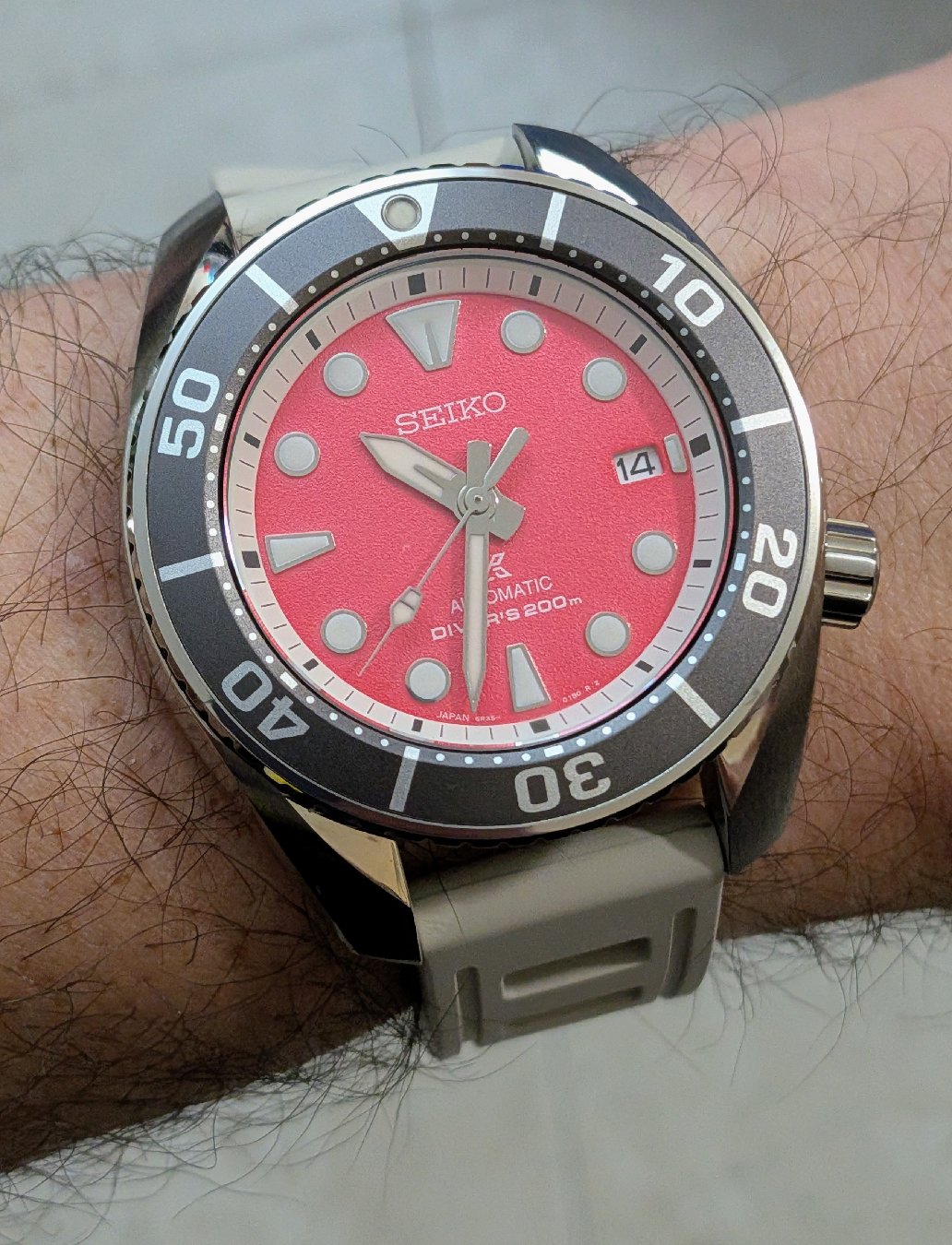 Seiko Prospex SPB541J1 'Pink Lake' Sumo. Oceania region exclusive limited to 1600 pieces. Here on a light grey Isofrane strap.
