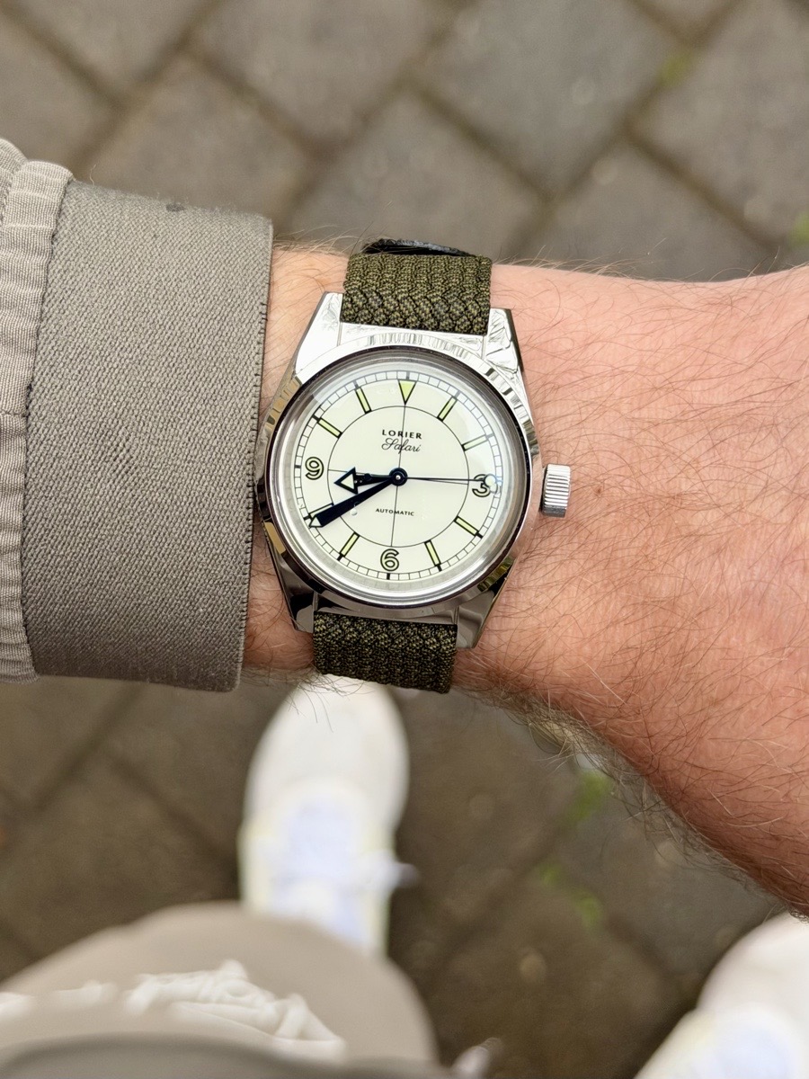 Today the Lorier Safari Ivory, a limited edition between The Urban Gentry and the New York based microbrand Lorier from 2021 - thermal blued hands, a nice 36mm case inspired by the bubbleback Rolexes and a screwdown crown to provide 100m of WR. 