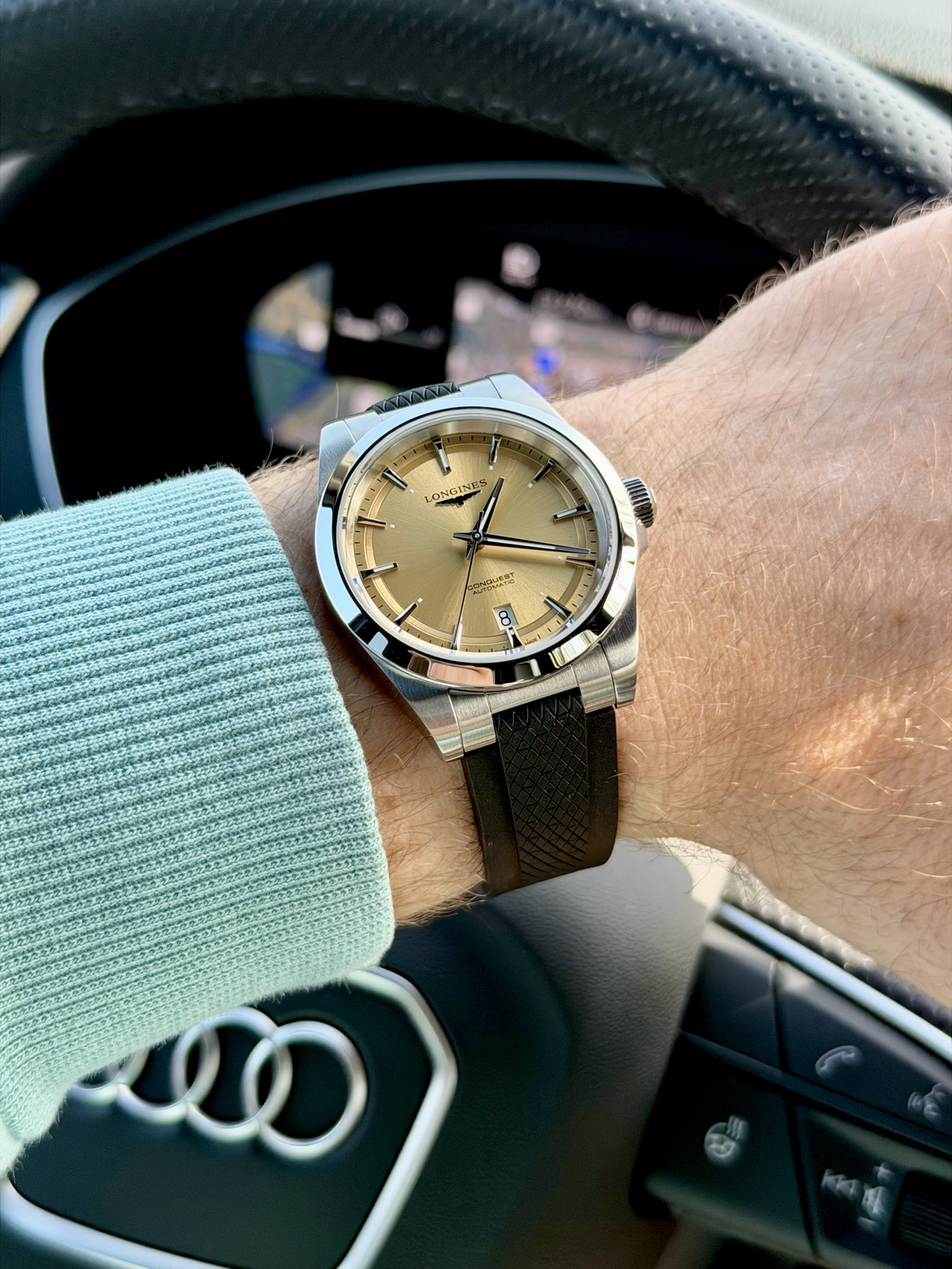 Sun is coming out, swapped the bracelet to the rubber strap and rocking my Conquest 38 for the rest of the day ✌🏻