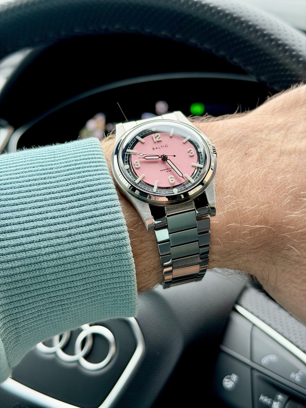 Since the bug with adding Baltic Models is fixed, I don’t want to hide this beautiful piece any more, it’s with me since last year and I really enjoy wearing it, especially on the flatlink bracelet it is a really cool watch 