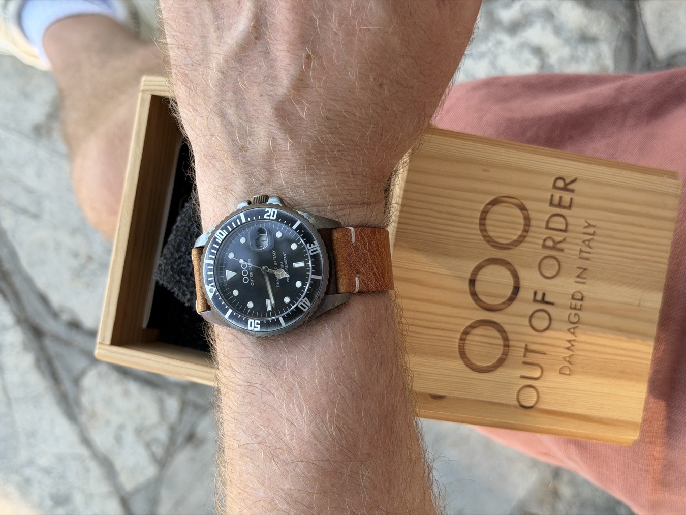 yesterday we went shopping in Corfu Town - in a small boutique they had OOO watches - it took not long and the decision was made - welcome in my collection you little fun diver