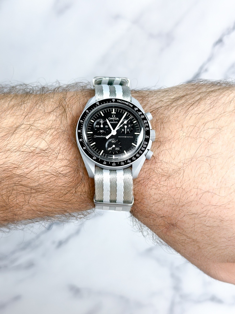 Check out this Omega x Swatch MoonSwatch! It’s a collaboration that brings the iconic design of the legendary Omega Speedmaster to a fun, everyday watch.
This is the “Mission to the Moon” model, which is a fantastic tribute to the famous watch worn by astronauts. It’s made with Swatch’s bioceramic material, giving it a modern and lightweight feel. It’s a great blend of classic design history and accessible. 