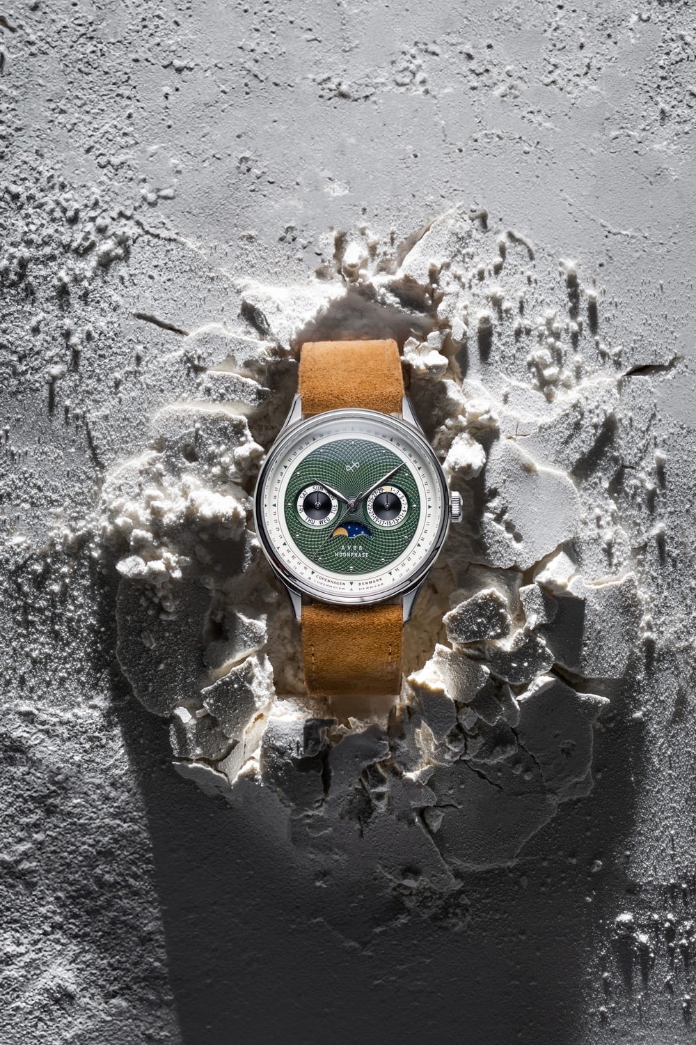 Meet the 1968 Moonphase in Steel & Green. Engineered to hit the perfect sweet spot on the wrist, the watch features a 39mm 316L stainless steel case and a highly wearable 46.0mm lug-to-lug. Underneath the double-domed sapphire crystal, equipped with anti-reflective coating for maximum clarity, a reliable Miyota 6P20 movement powers a fully functional, 29.5-day moonphase complication. Finished with a green guilloché dial, 5 ATM water resistance, and a premium Italian leather strap. Mid-century aesthetics, modern engineering.