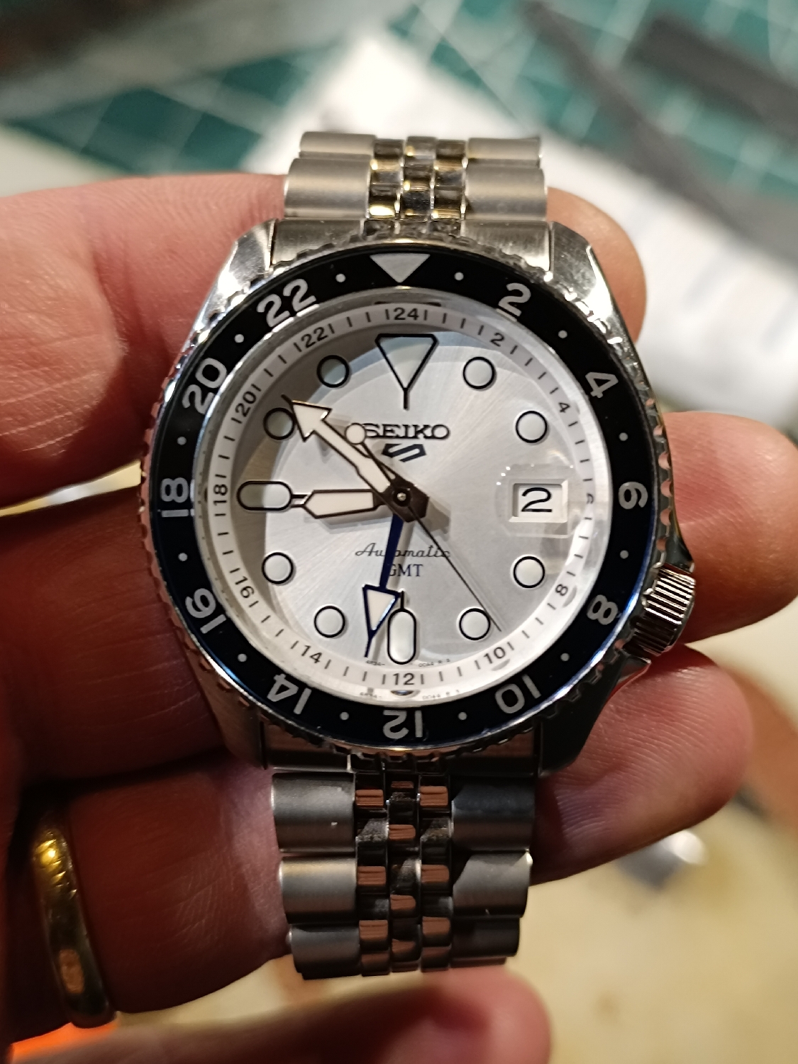 My friend picked up his Tissot yesterday and as he was going to London he left with me this beautiful Seiko Sky Blue Silver Cloud. 