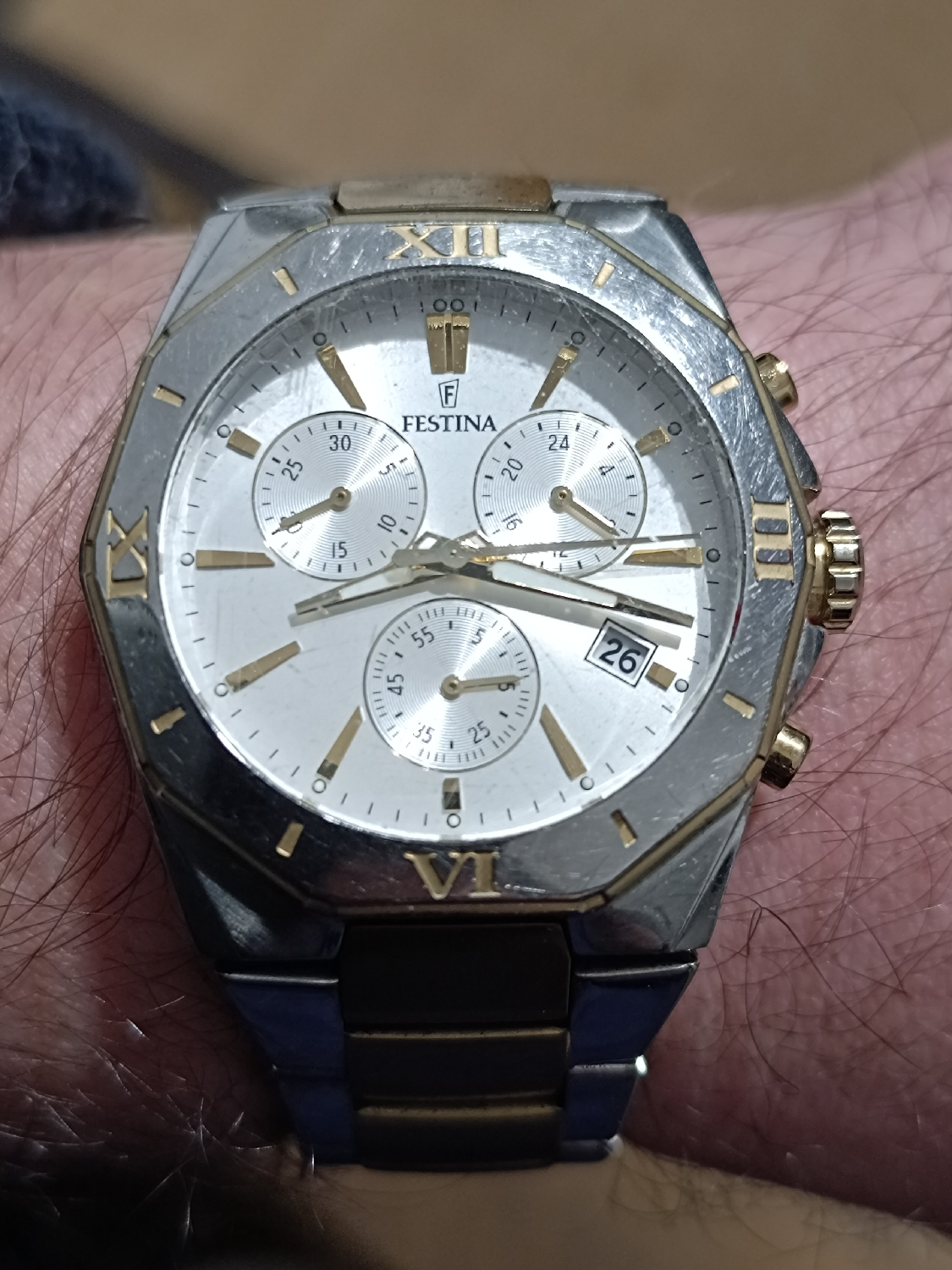 Festina
Diamond ๐ shape ish
I bought this watch in a auction by impulse obviously.
I looked at the picture and boom, bid on it.
When the delivery arrived, I was a bit disappointed.
I didn't like the bezel, which is integrated to the case. It looks strange. I don't know how to express.