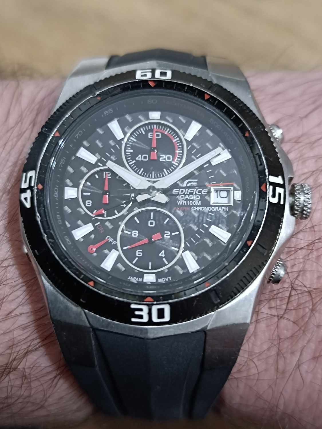 Yep, it's already vintage. It's a bit too small for the amount of things in this dial. The dial has this carbon fiber pattern, beautiful. Originally in a stainless steel bracelet but as I bought it used, it didn't fit on my wrist so I put a silicone strap on it. 