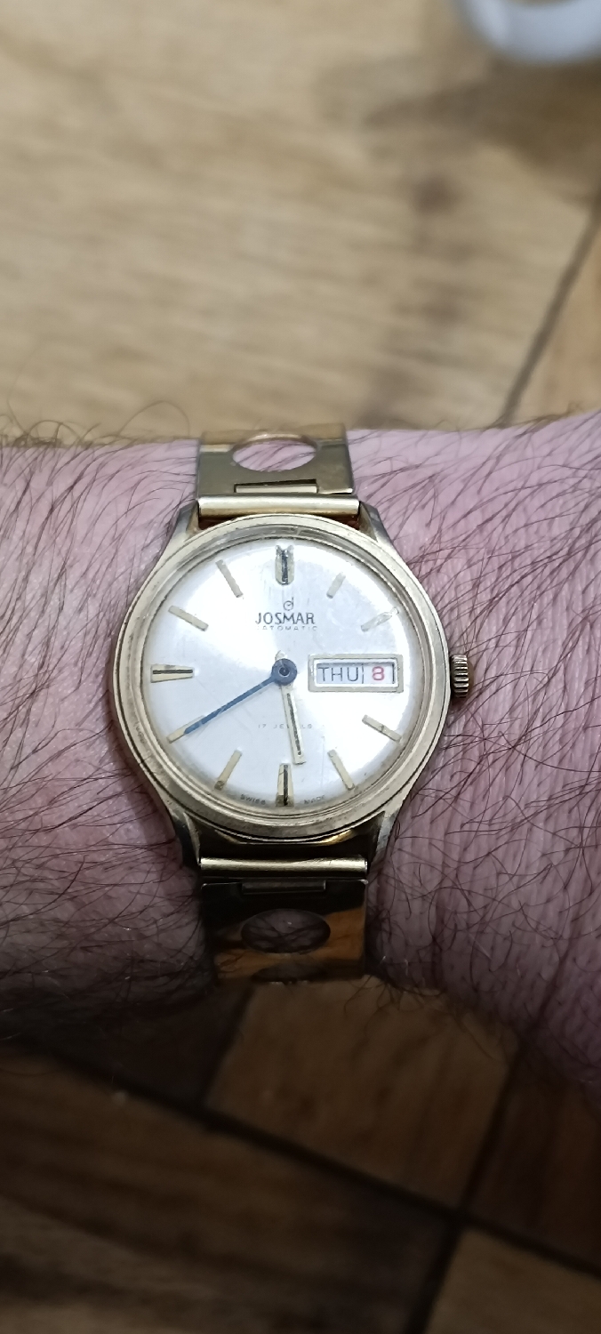 Good day folks
For today, my vintage mechanical Josmar Datomatic wristwatch - that's a cool bracelet from the 60's or 70's. This watch is a mechanical hand winding, 17 jewels, swiss made with day and date by 3 o'clock. It's missing second hand and the minute hand is incorrect.  