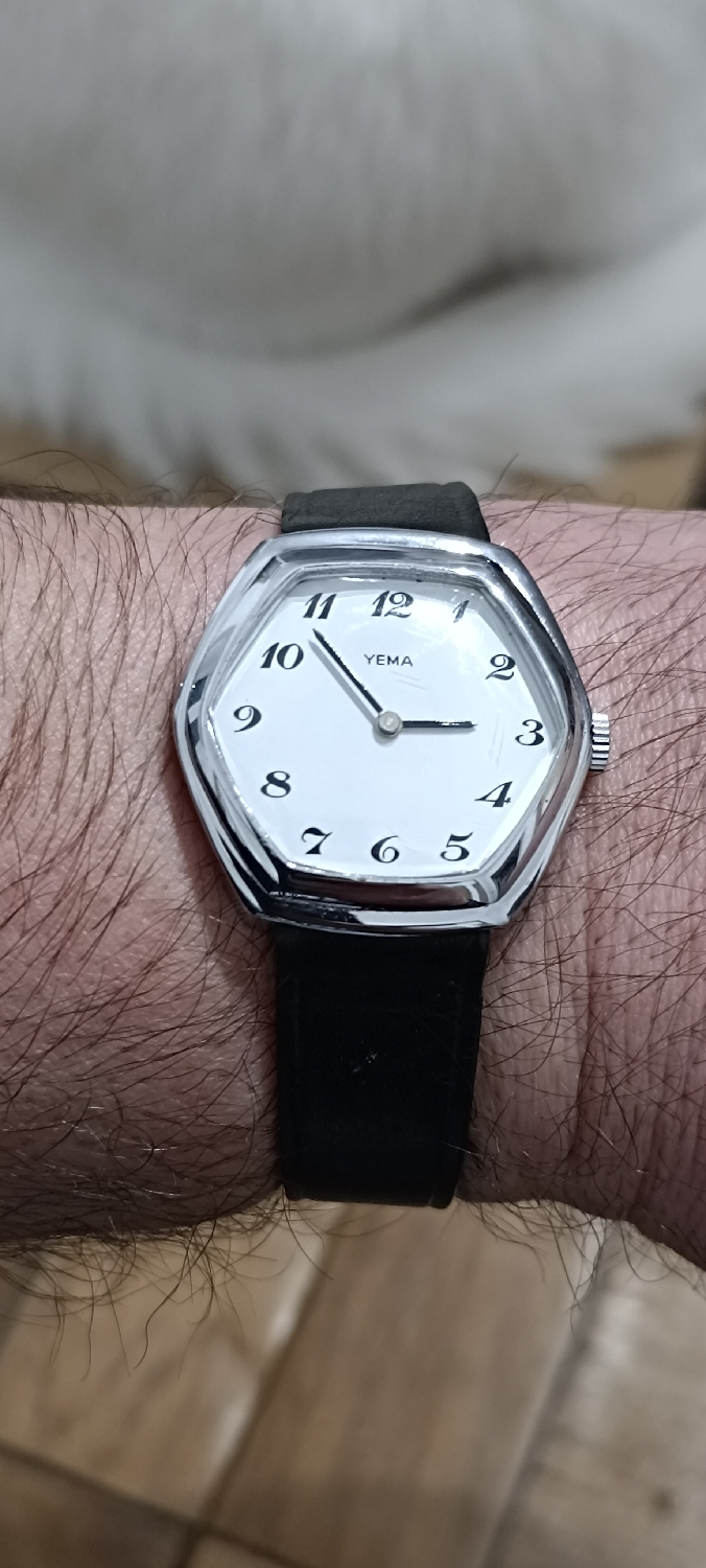 I need simplicity in my life. The watch of the day expresses it very well. It has a beautiful hexagonal shape, a clean white dial without any complications. 