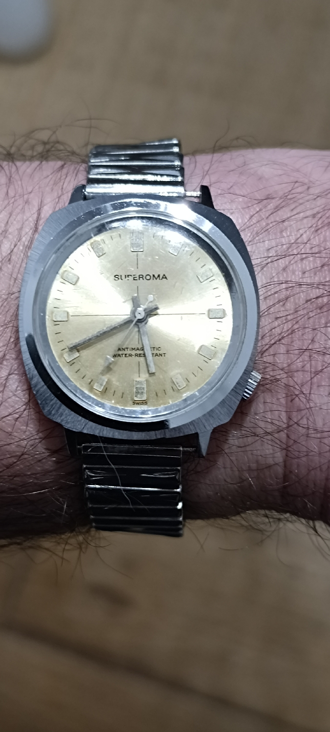 For today, this beautiful vintage 1970's Superoma with a gold ish dial, a diver case and flexi bracelet. One of  the best case style ever produced in my opinion. 