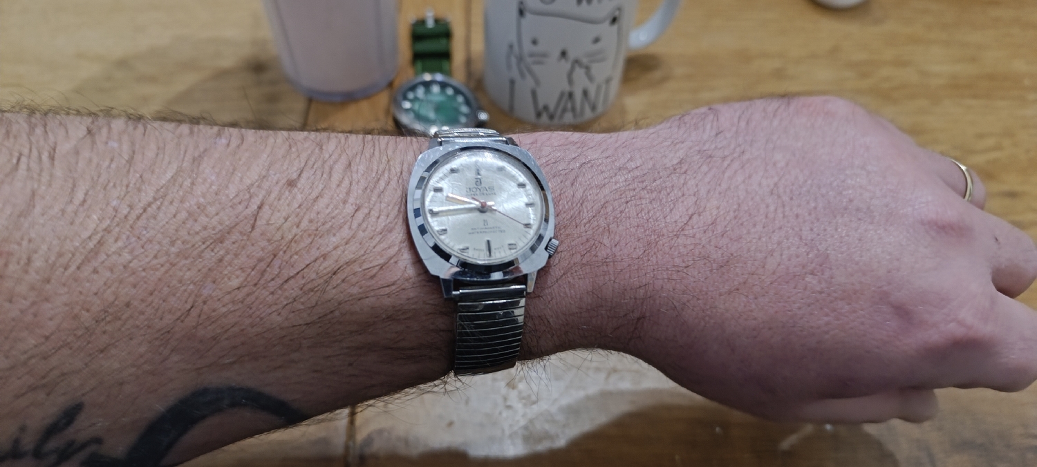 Vintage watch? Yes. This is my vintage Joyas Super De Luxe wristwatch, 21 jewels, Swiss movt with divers style case, square ish and the crown by 4 o'clock and to tie it on your wrist, a flexi bracelet.