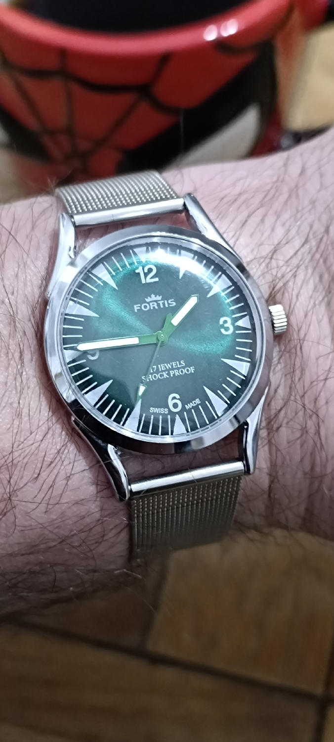 Vintage Fortis 17 Jewels – Swiss Shockproof Beauty 
This vintage Fortis 17 Jewels Shock Proof is pure old-school Swiss charm. 
Clean Arabic numerals, bold lume-filled hands and that stunning sunburst green dial that changes tone depending on the light. Simple. Honest. Mechanical.
