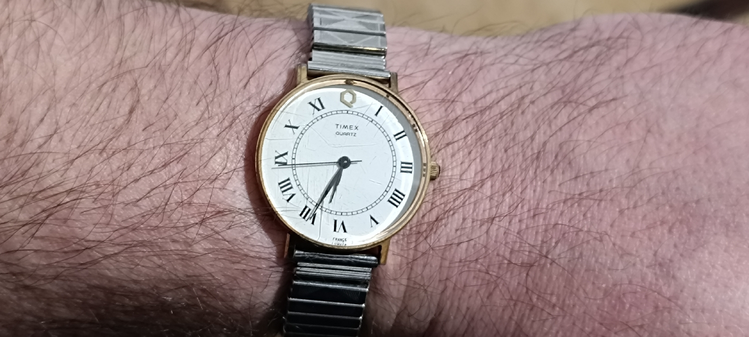 Morning Addicts 
It's Sunday and as usual we have a great weather in Britain. The sky is grey with light rain and slightly chilly. Lovely 😍 
I need to open this watch to try to find out if it's my year watch or not. Bollocks, I'm too lazy today. 