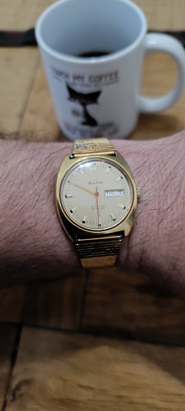 Morning
Part 2 of my birthday haul: £40 vintage Bulova Automatic 🇨🇭
1970s. 23 jewels. Swiss-made. Day-date. Gold cushion case on expansion bracelet. No battery — it runs on your wrist.
Part 1 was the £36 titanium Casio DB-100T.
Part 2 is £40 Swiss gold.
£76 total so far and my birthday isn’t even here yet.
Part 3 coming... what do you think it is? 👇
@arbalexwatches
#Bulova #VintageWatch #AutomaticWatch #BirthdayHaul #WatchCollector #DealFinds #GoldWatch #SwissMade