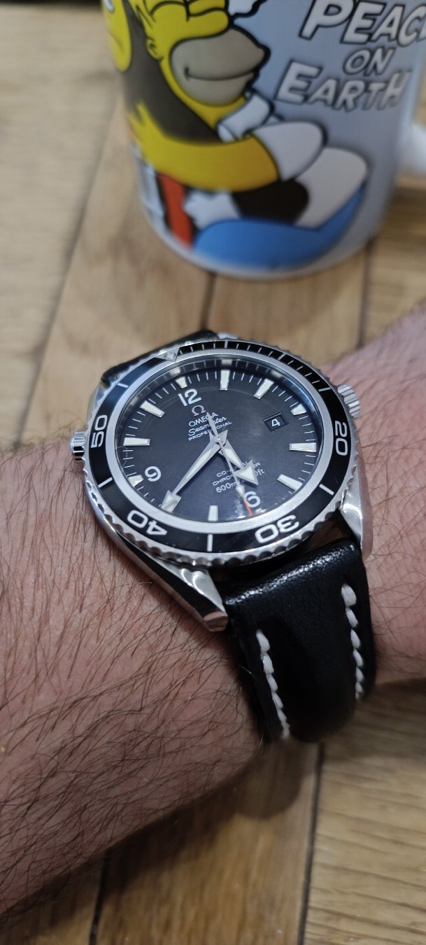 Morning
A closer look at the massive 45mm first-generation Omega Seamaster Planet Ocean 600M—the exact model Daniel Craig debuted in Casino Royale!
The original factory rubber strap broke on this beast, so it got upgraded to a rugged, white-stitched black leather strap that perfectly fills out those big lugs. From that legendary seahorse caseback engraving to the bold professional dial, this thing defines presence.
Did the leather strap upgrade beat 007's original rubber? Let me know in the comments!
Subscribe to @arbalexwatches for more watch content!
#OmegaSeamaster #PlanetOcean #JamesBondWatch #CasinoRoyale #WatchRestoration #LuxuryWatches #arbalexwatches #OmegaWatches