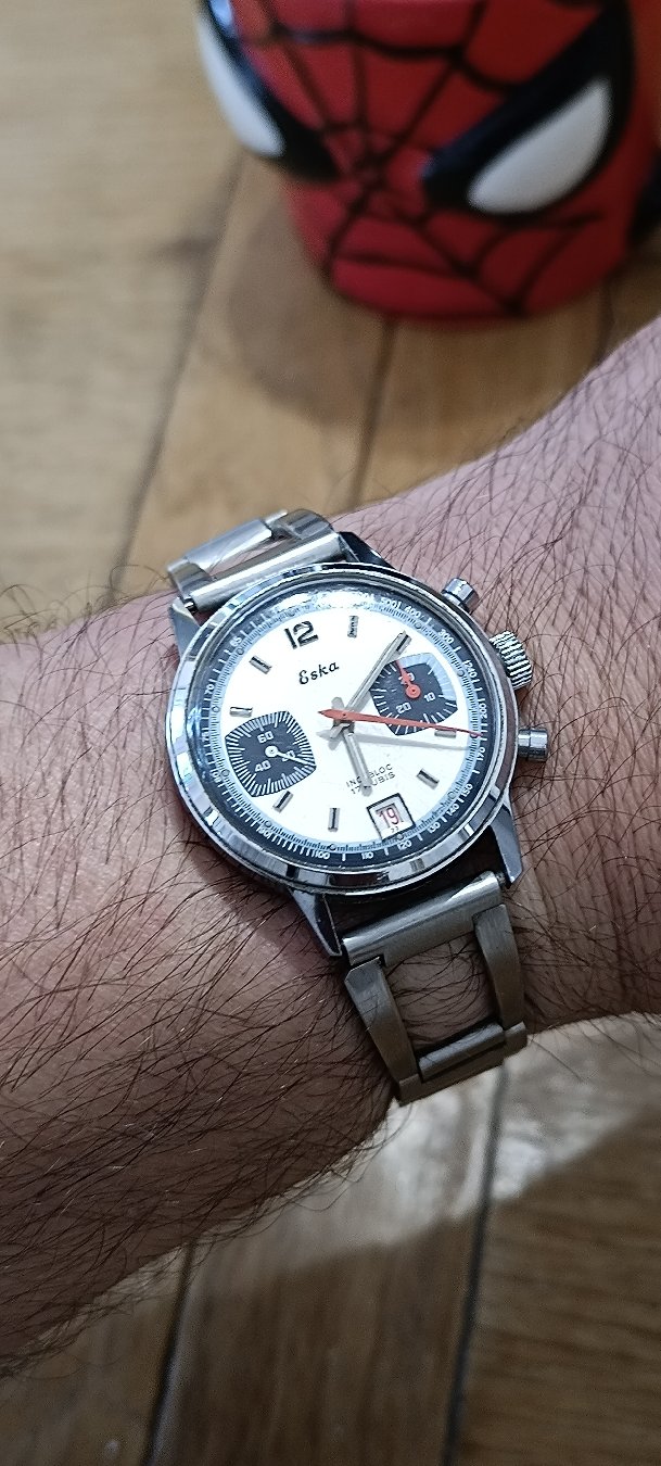 Morning folks
Is this one of the best-kept secrets in vintage Swiss watchmaking? ⏱️🔥
Rare 1970s Eska Chronograph Ref. 4601. Featuring a stunning panda dial, vibrant orange chronograph hands, date window at 6 o'clock, and best of all—its original factory-signed Eska bracelet!
Founded in 1918 by Silvan Kocher (S-K = Eska), this Swiss microbrand produced absolute heat during the golden age of mechanical chronographs.
Would you add this to your collection? Let me know in the comments!
👇 Subscribe to ARBALEXWATCHES for more rare vintage watch finds, specs, and reviews!
#EskaWatch #VintageChronograph #ARBALEXWATCHES #SwissWatch #WatchesOfYouTube #WatchCollecting #VintageWatch #WatchTok #Horology #PandaDial