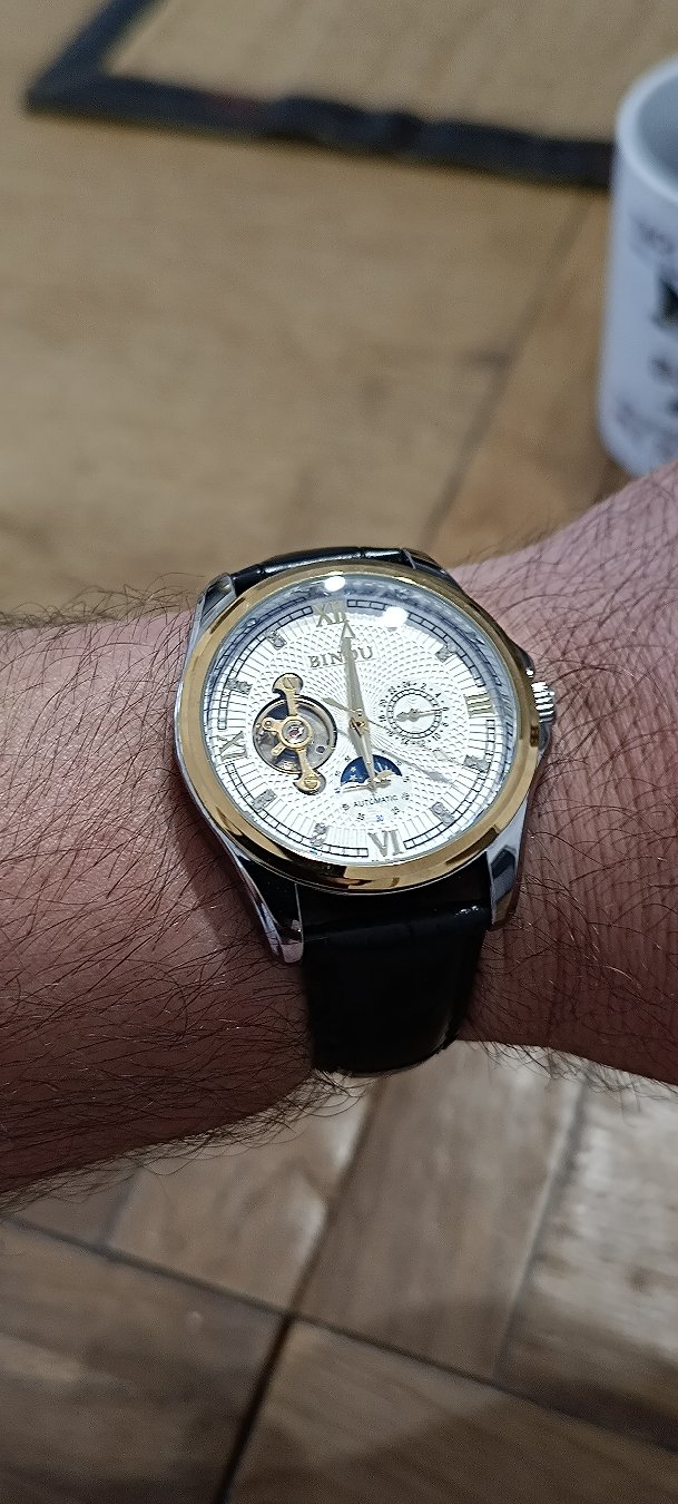 Morning everyone
A quick look at the Bin Ou Automatic (Ref: NO: 3615)!
Packing an open-heart balance wheel, a 24-hour sub-dial, and a classic Sun & Moon day-night indicator, this textured dial has plenty of mechanical detail to catch the eye. Polished stainless steel meets a gold-tone bezel for a sharp two-tone look.
What’s your take on open-heart dials—love 'em or pass? Let me know in the comments below! 👇
🔔 Subscribe to @arbalexwatches for daily wrist checks, watch reviews, and mechanical movement highlights!
#BinOuWatch #AutomaticWatch #WatchCollector #OpenHeartWatch #AffordableWatches #Horology #WatchUnboxing #Shorts #ArbAlexWatches #WatchesOfYouTube