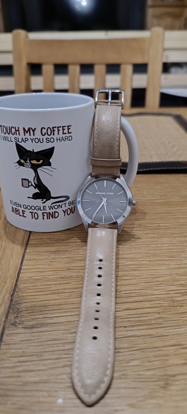 Morning fellas and felletes
Looking for a sleek, clean, and ultra-minimalist dress watch that won't break the bank? Today we're taking a close-up look at the Michael Kors Slim Runway (Ref. MK-8619). Featuring a slate grey sunray dial, minimalist stick indices, Japanese quartz reliability, and 50m water resistance paired on a tan leather strap.
Is this slim profile piece worth a spot on the wrist?
Subscribe to @arbalexwatches for more watch reviews, hands-on looks, and horological content!
#watches #watchtok #michaelkors #mk8619 #menswatches #watchreview #horology #everydaycarry #arbalexwatches