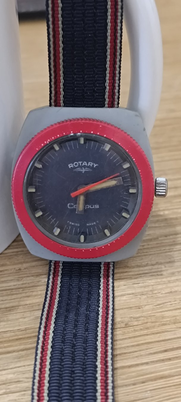 Morning everyone 
Taking a look at a vintage 1970s Rotary Campus featuring a red bezel, orange handset, and a front-loading monocoque fiberglass case. Servicing these split-stem, top-loader cases is a high-stakes job—plus, this short strap has got to go.
​Subscribe for more watch content.

​#RotaryWatches #VintageWatches #WatchRepair #WatchCollecting #ArbalexWatches #Horology #WatchStrap