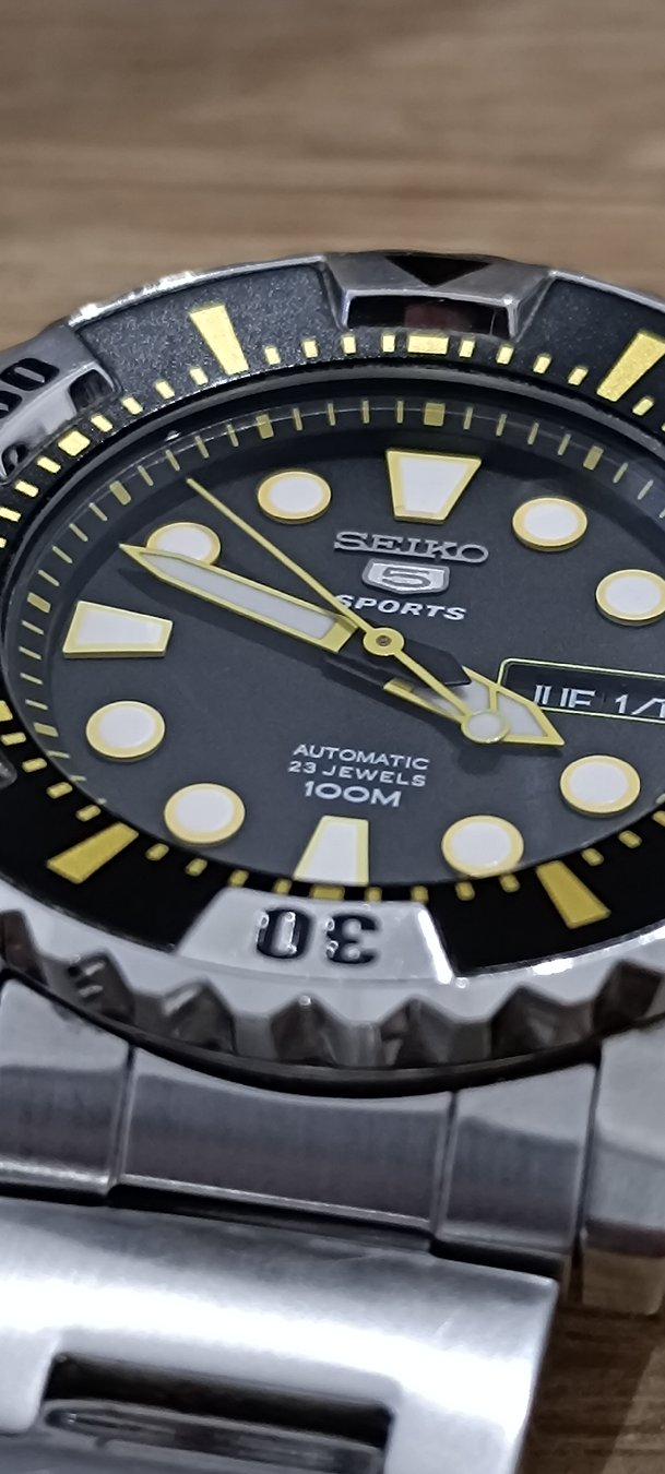 Morning,
You’ve heard of the Seiko Monster and the Baby Monster, but have you seen the Seiko "Cupcake"? 🧁
In this Short, we’re checking out the Seiko 5 Sports reference SNZF51 (7S36-04Z0). With its aggressive saw-tooth bezel, bold lumed dial, and workhorse 7S36 automatic movement, it’s a rugged 100m sports watch—so why did watch enthusiasts nickname it after a dessert? Let's take a closer look at that unique "cupcake wrapper" bezel notch design!
Drop a comment below and let me know: Is this bezel brilliant or bonkers?
Don't forget to like, subscribe, and hit the bell for more watch reviews, movement breakdowns, and horology content!
#Seiko #Seiko5 #SeikoMonster #BabyMonster #SNZF51 #WatchCollector #Horology #SeikoCustom #WatchesOfInstagram #arbalexwatches
