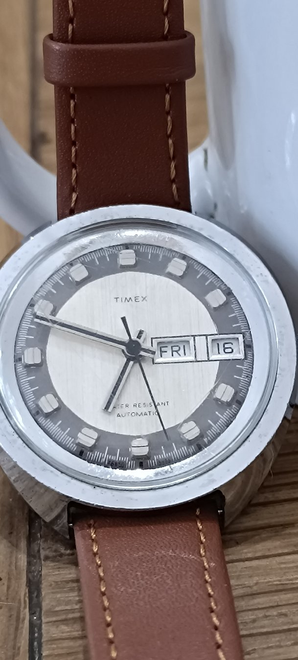Morning everyone
Today, we take a close look at a classic 1973 Timex Viscount Automatic featuring a two-tone silver and grey bullseye dial and a bold, chrome-plated "UFO" cushion case.
We decode the original dial stamp (46850 3373) to reveal its catalog details, year of manufacture, and the pin-lever Caliber 33 movement driving the day-date display inside.
Watch Specs:
Brand: Timex
Model: Viscount Day-Date (Ref. 46850)
Year: 1973
Movement: Caliber 33 Automatic (18,000 vph)
Case Style: Chrome-plated "UFO" / Cushion
If you enjoy vintage watch restorations, movement breakdowns, and classic timepieces, don't forget to like, comment, and subscribe!
#Timex #VintageTimex #WatchCollecting #TimexViscount #Horology #WatchRepair #UFOcase #Caliber33 #1970sStyle #AutomaticWatch