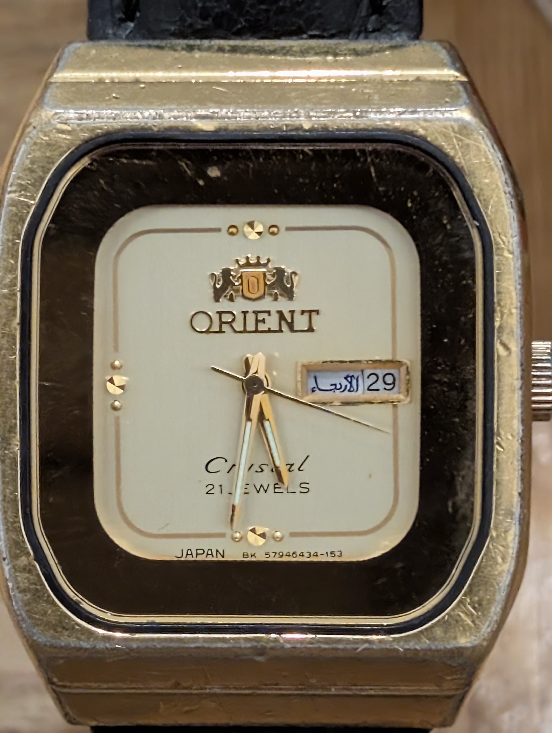 Morning everyone
Unearthing a true 1970s classic! Today, we take a close-up look at a vintage gold-plated Orient Crystal featuring a unique TV-screen cushion case, a 21-jewel automatic movement, and a gorgeous bilingual day-date display with an Arabic day wheel.
Let me know in the comments what you think of this 70s style and whether you prefer straps or bracelets on cushion cases!