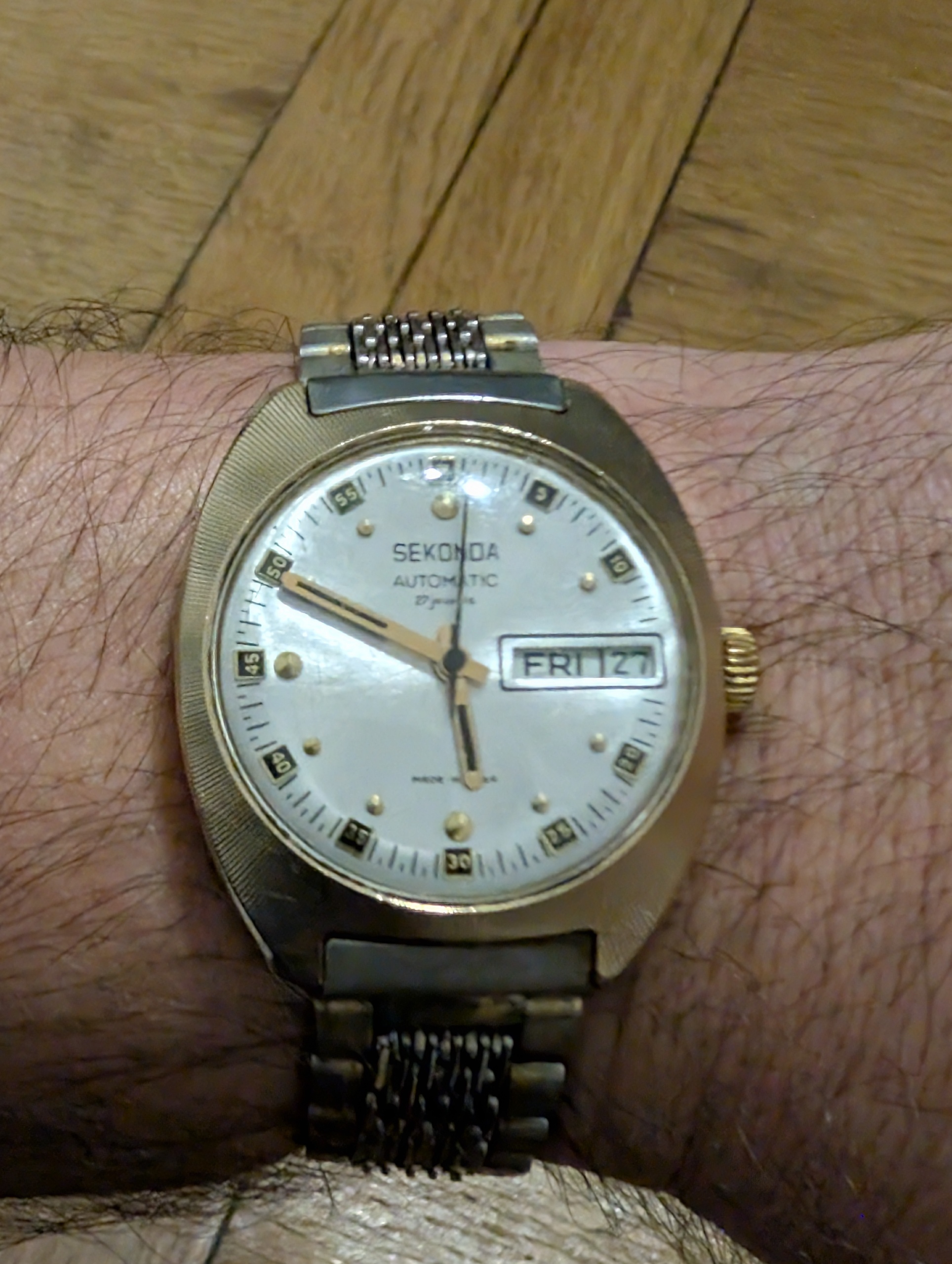 Morning
"Erase history, and you’re bound to repeat its worst mistakes."
Testing out this vintage Sekonda automatic featuring 27 jewels and a heavy cushion case. Built like an absolute tank and still ticking decades later. Say what you want about the past, but this piece of horological history has serious soul.
What are your thoughts on collecting vintage pieces from bygone eras?