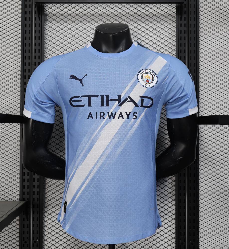 تيشيرت مانشستر سيتي الأساسي موسم 25/26 - فئة الاعبين