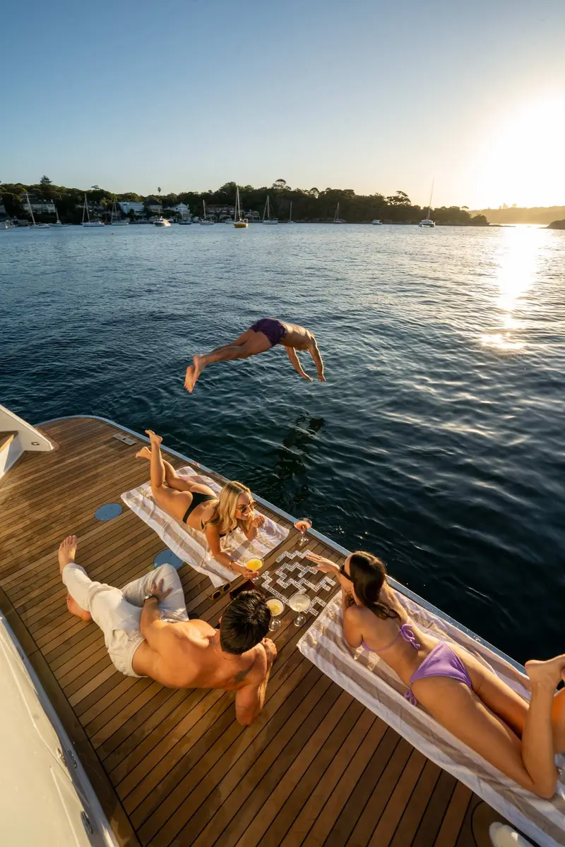 ST115_Sydney_Harbour_Hero_dive_in_water