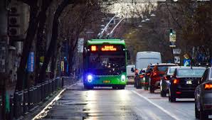 Vești bune pentru cei care zboară de la Băneasa: Autobuzul 196 oprește acum direct la terminal
