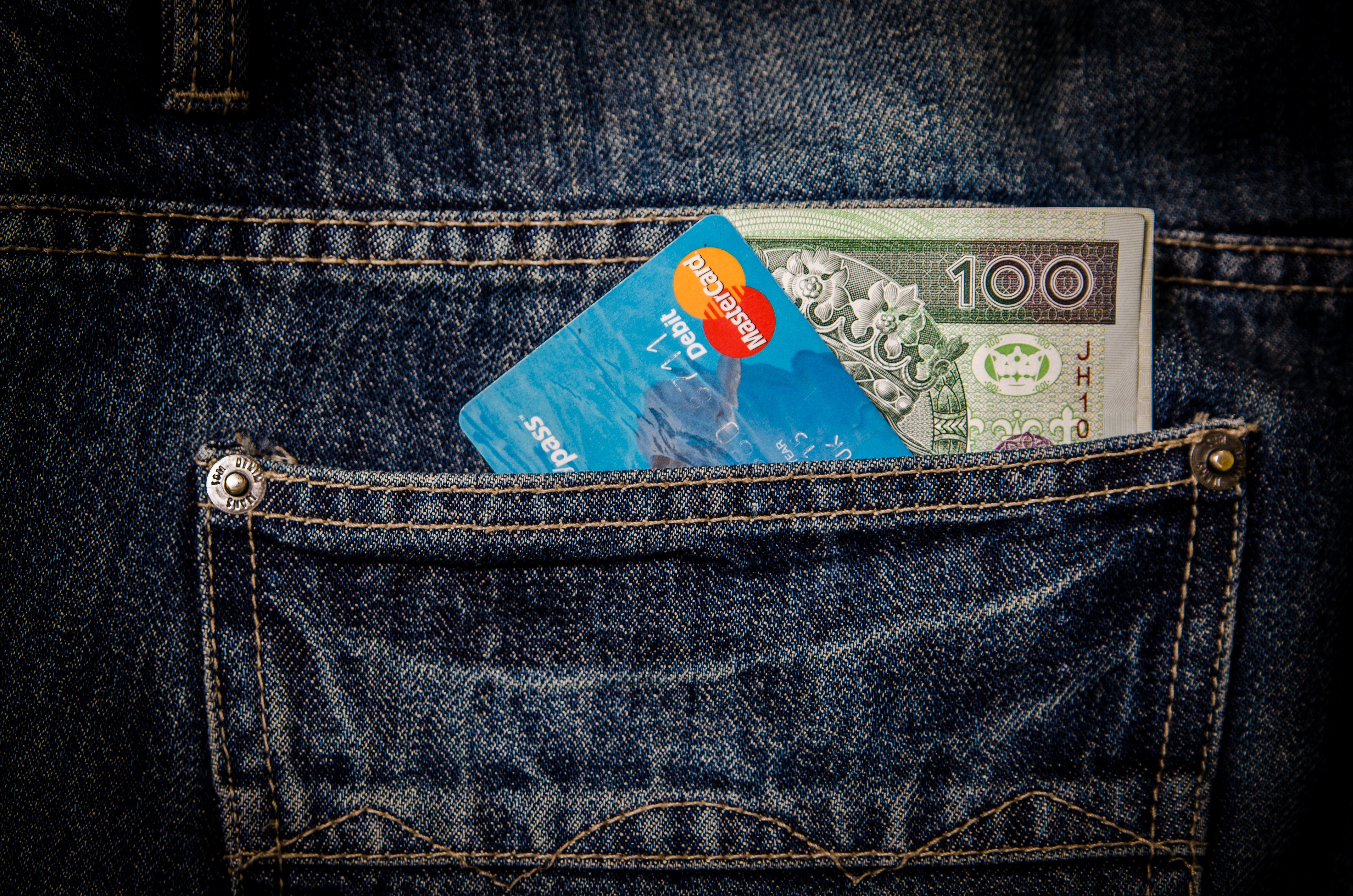 De ce merită specialiștii Romgaz măriri, dar cei care gestionează zeci de miliarde europene nu? Sindicatul din Guvern cere socoteală