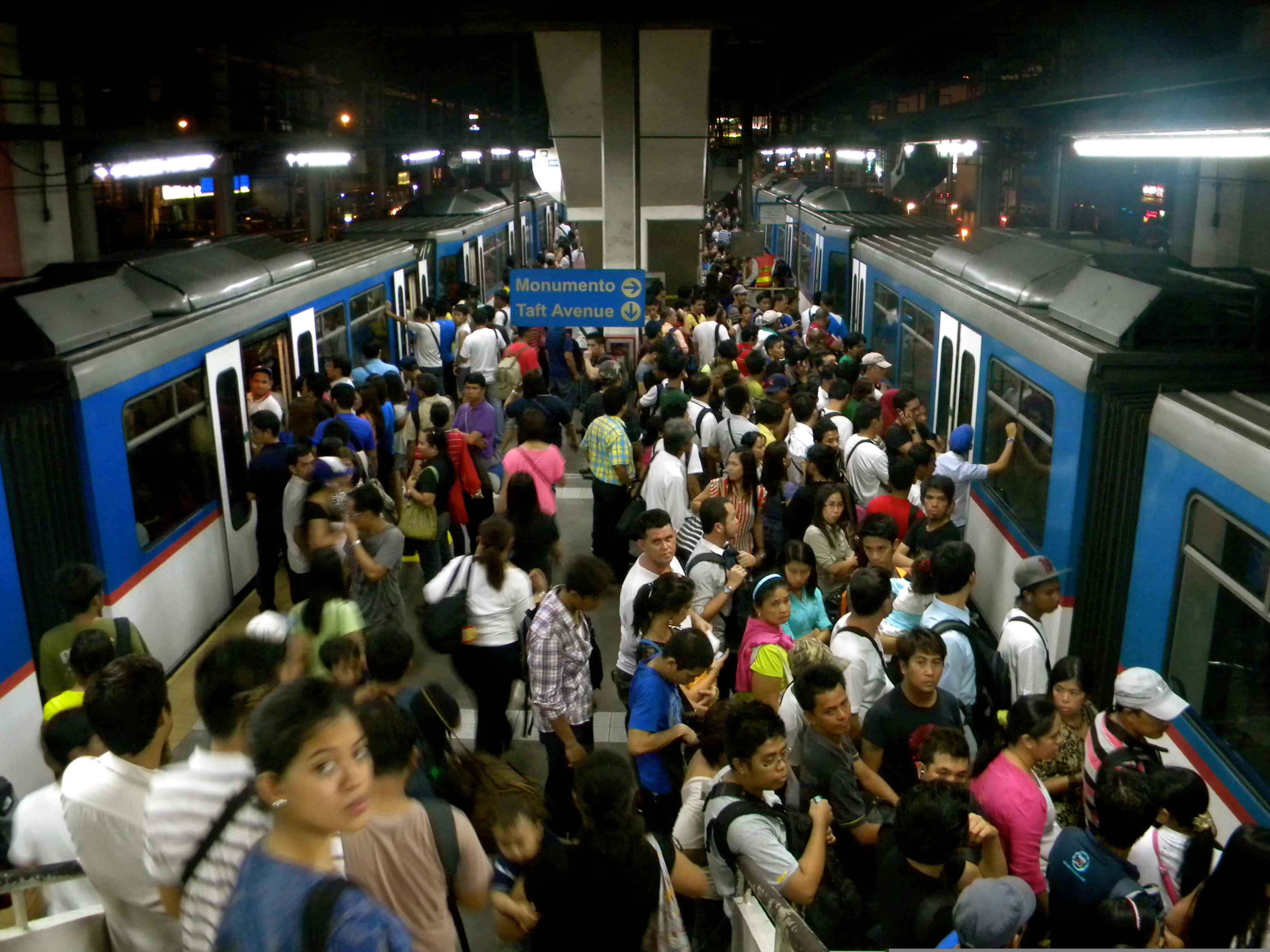 500.000 de călătorii pe zi între Ilfov și București, dar autobuzele sunt tot pline ochi. Povestea navetei fără sfârșit