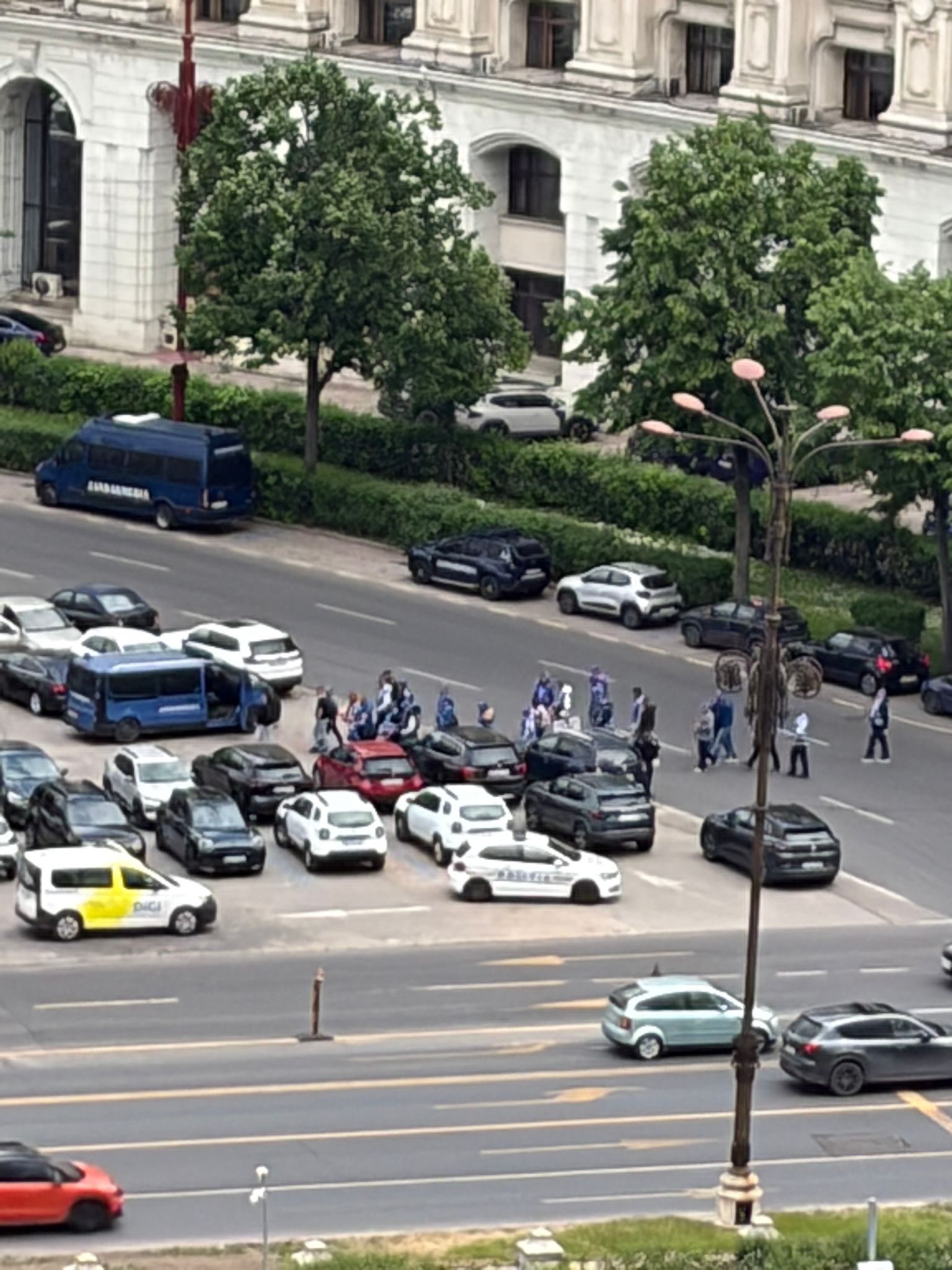 PROTEST LA APELE ROMÂNE: Angajații cer angajări, salarii corecte și mai puțini șefi