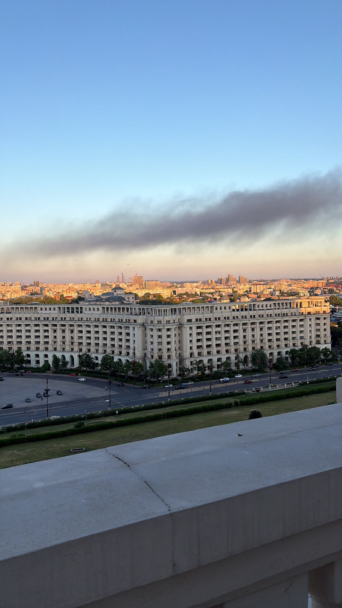 Incendiu violent la un depozit de anvelope din Bragadiru. Nor toxic peste Capitală!Fumul negru a ajuns până la Parlament