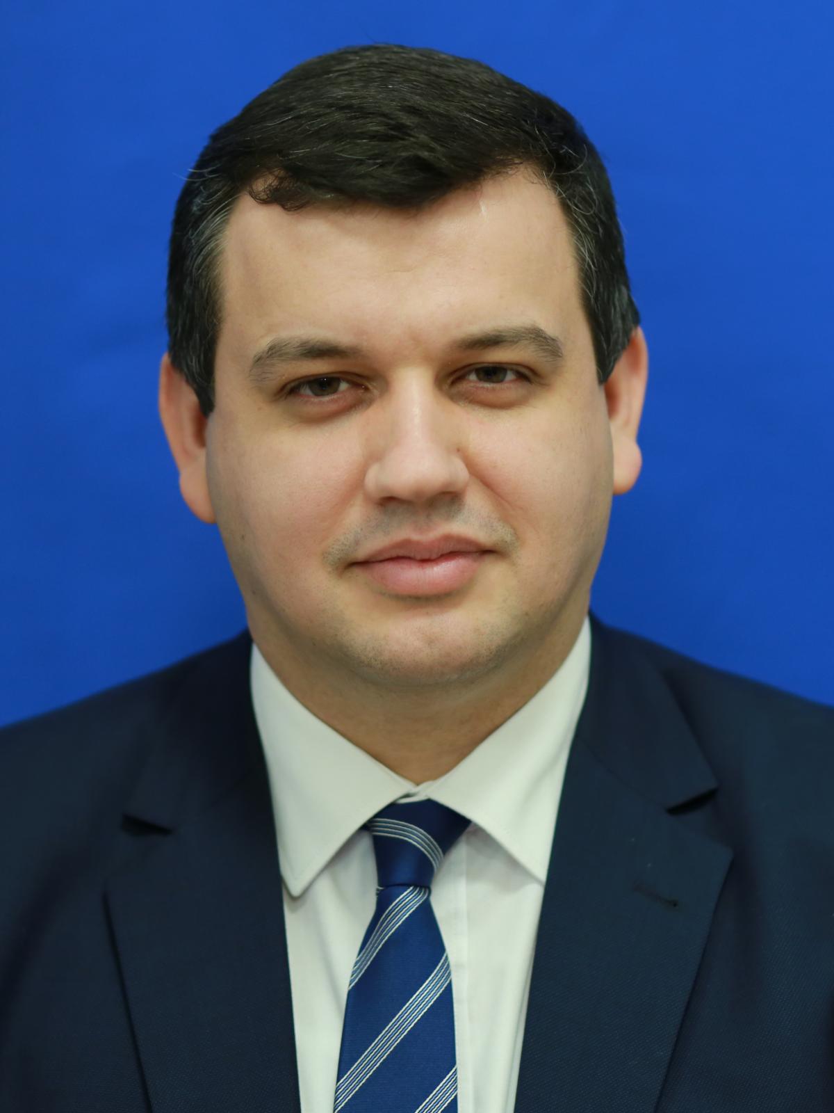 TOMAC LA PALATUL VICTORIA — O NUMIRE CU SEMNE DE ÎNTREBARE
