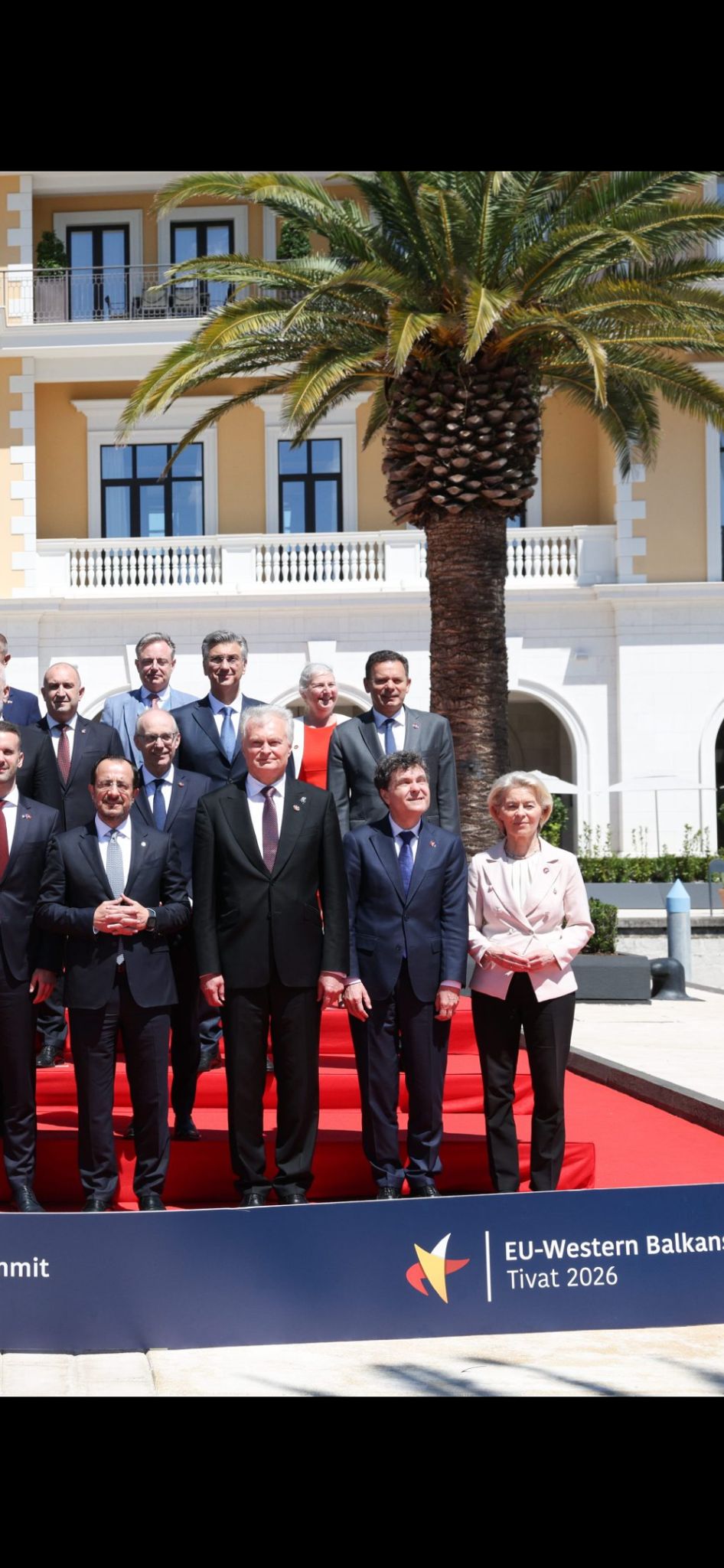 Umilință națională pe covorul roșu: În timp ce liderii străini dictează, reprezentantul României privește spre stele la summitul de la Tivat