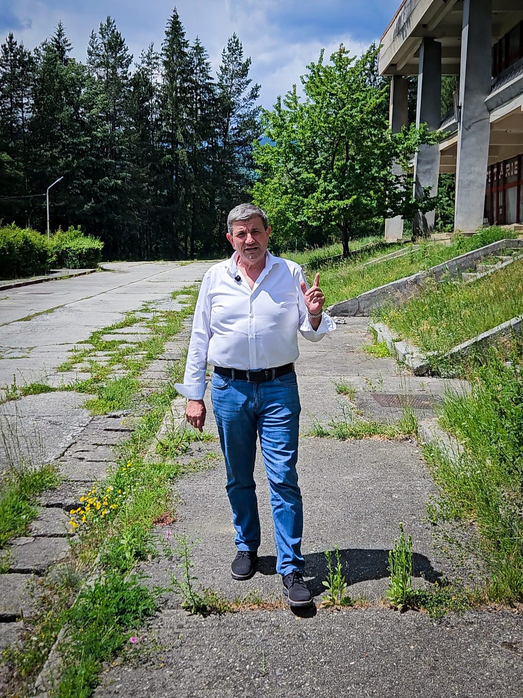 Deputatul Nicolae Mîndrescu (AUR Vâlcea) trage un semnal de alarmă: stațiunea Voineasa a fost abandonată, iar oamenii din zonă au rămas fără locuri de muncă