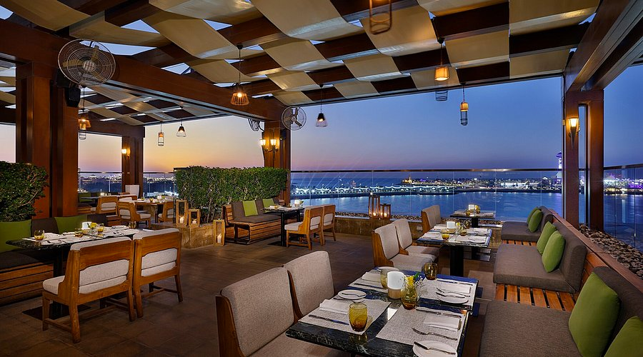 Azura Panoramic Lounge