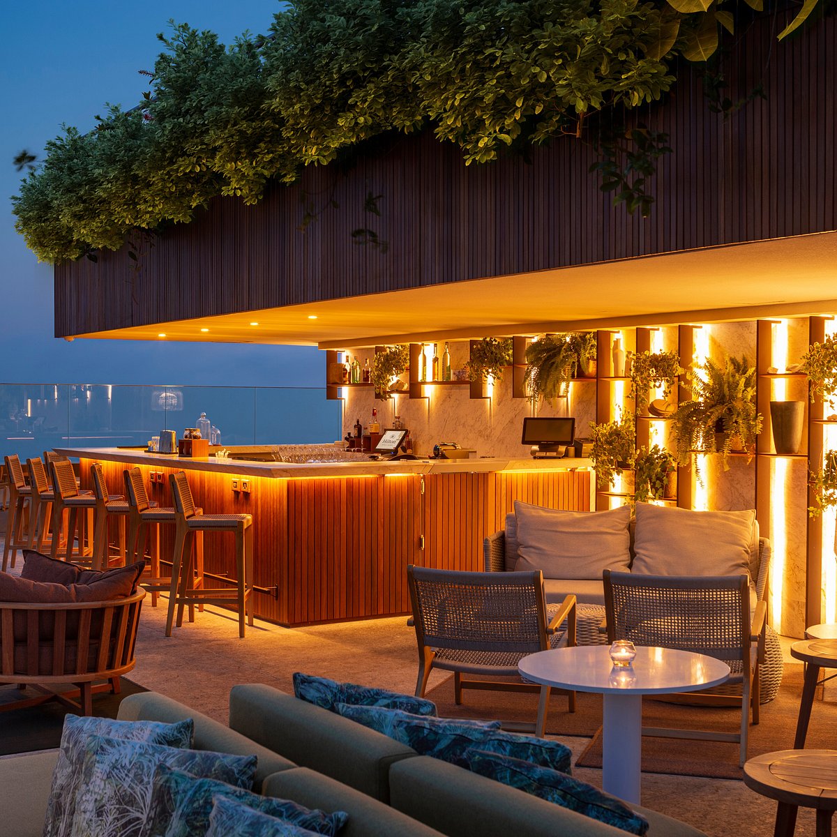 Isabel Lounge