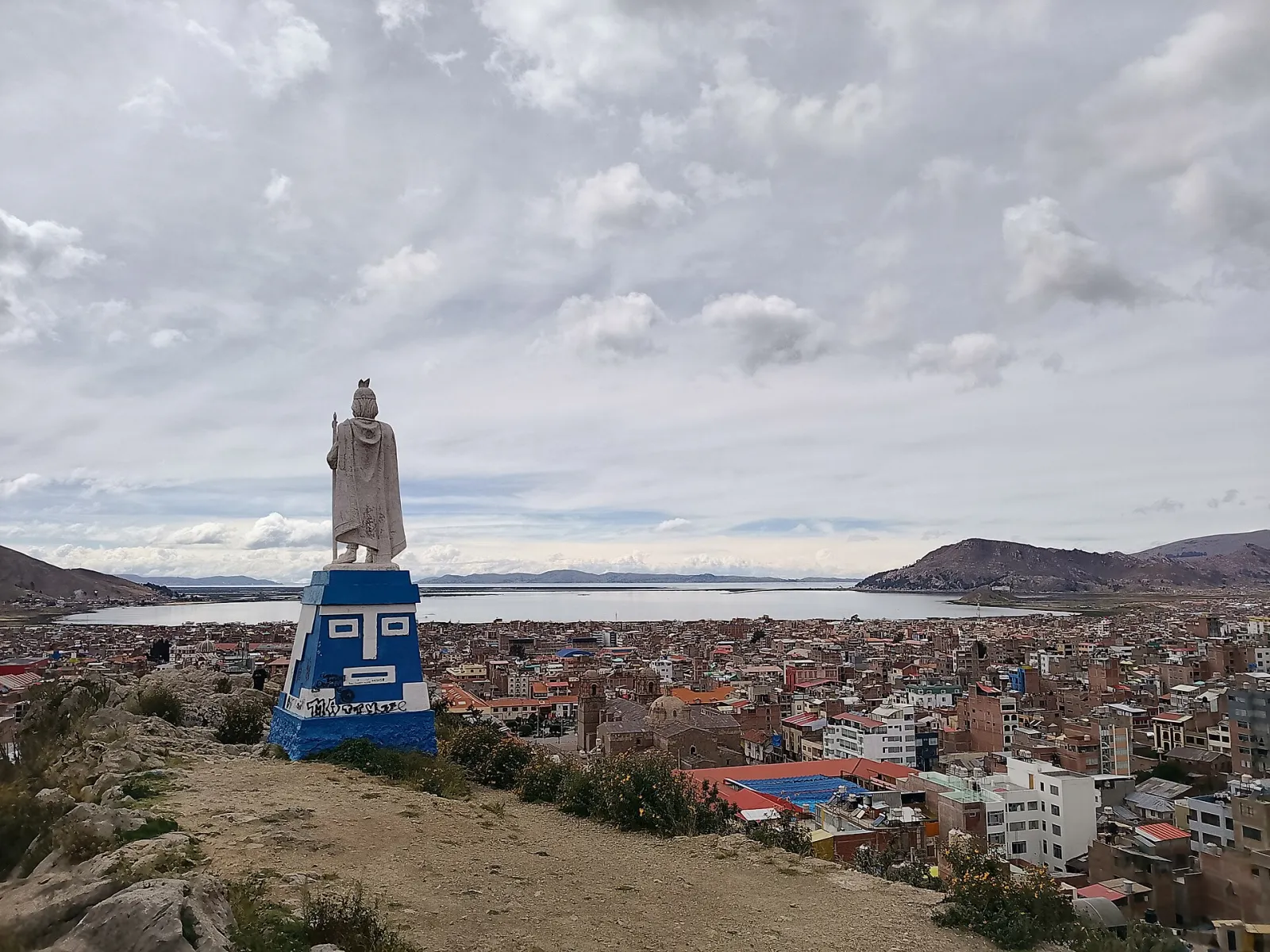 Puno e o lago Titicaca vistos de um morro acima da cidade