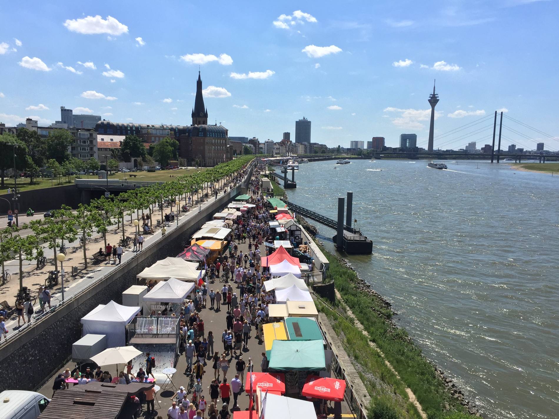 Frischer Fischmarkt direkt am Rhein