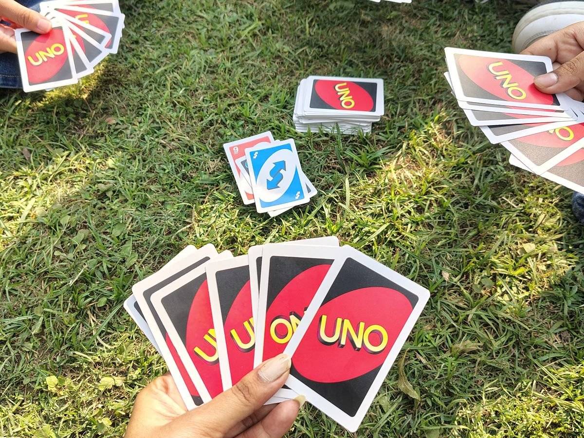 Ngemil, Minum & Main Bareng di Taman 😎