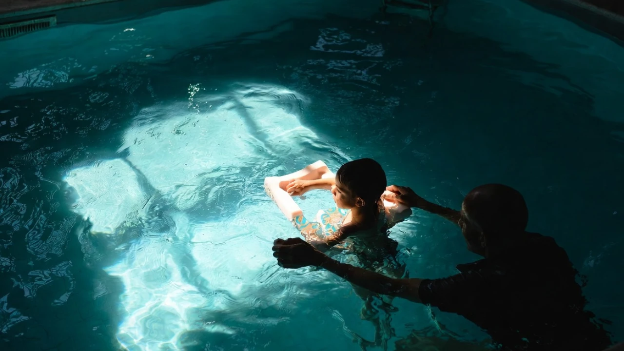 Sesión de terapia acuática infantil