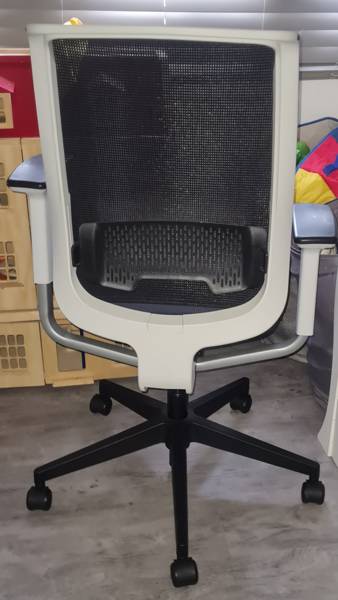 Excellent condition, black n white desk chair, adjustable.  – Barging buys · London