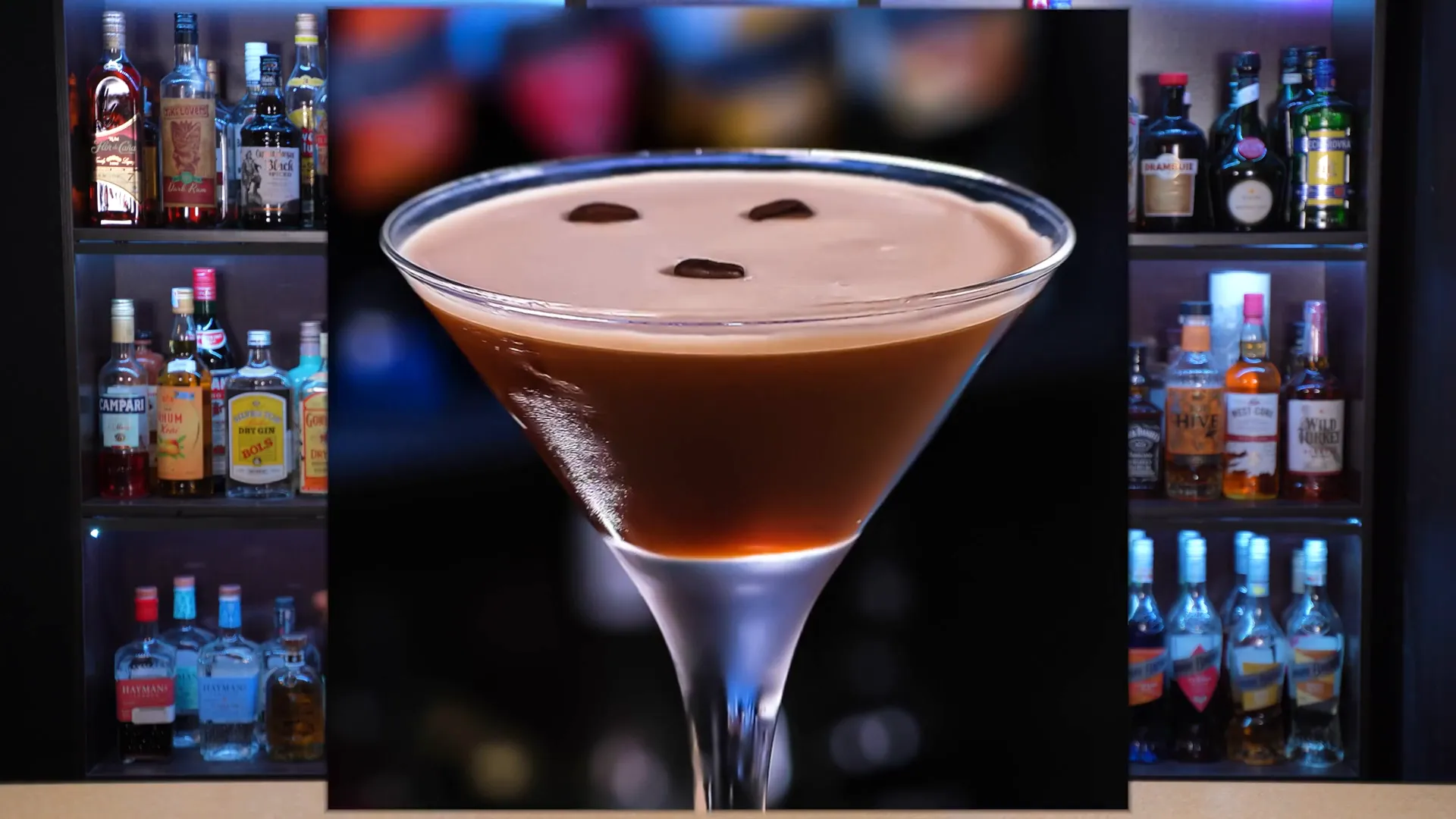 Shaking pentru Espresso Martini cu boabe de cafea pentru garnitură