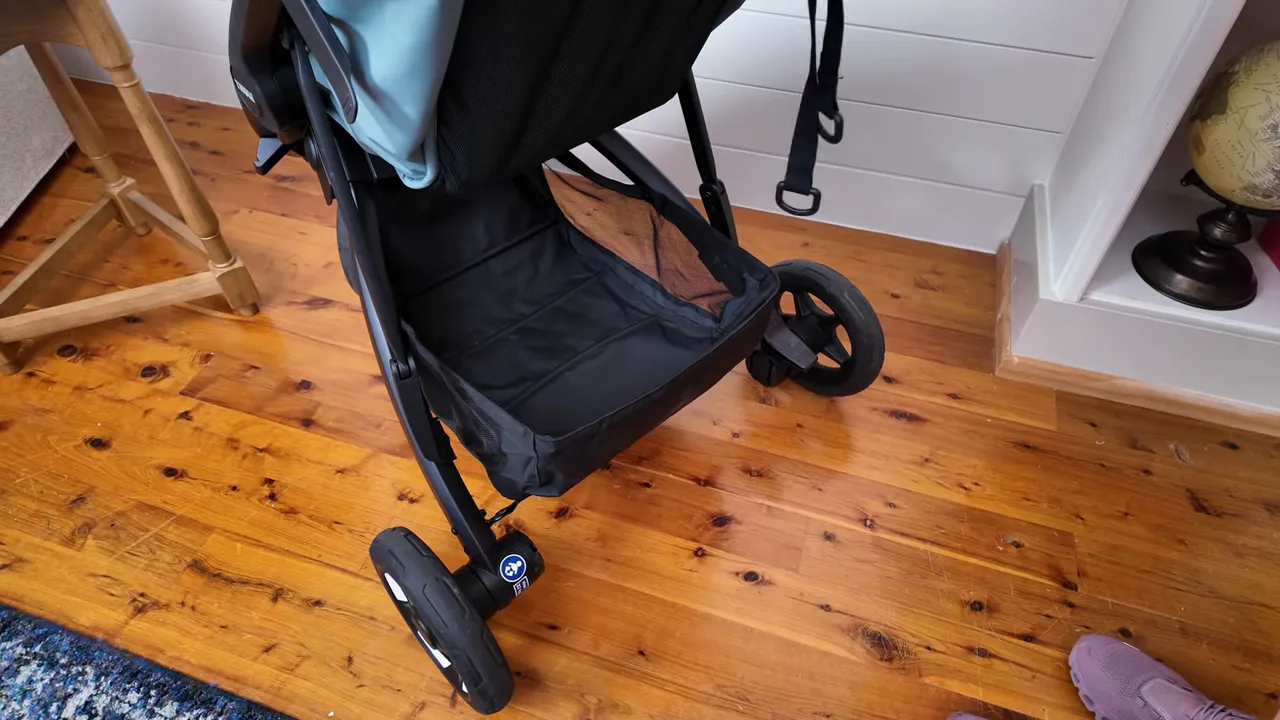 Thule Spring 2 basket, rear wheels, and side-mounted brake close-up